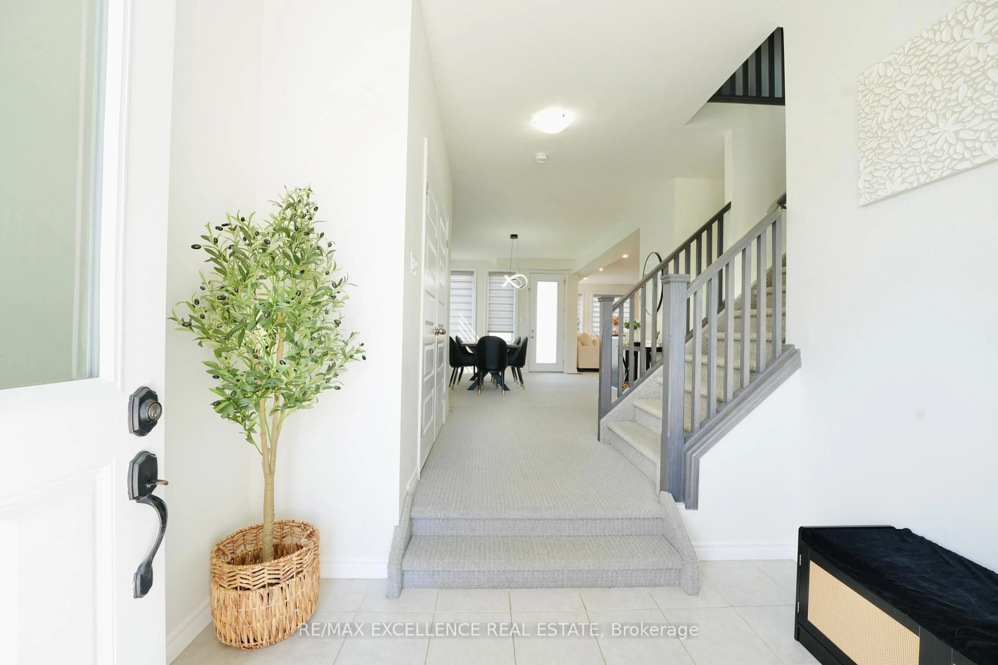 Indoor foyer for 1689 AUKETT DRIVE, London North Ontario N5X 0N2