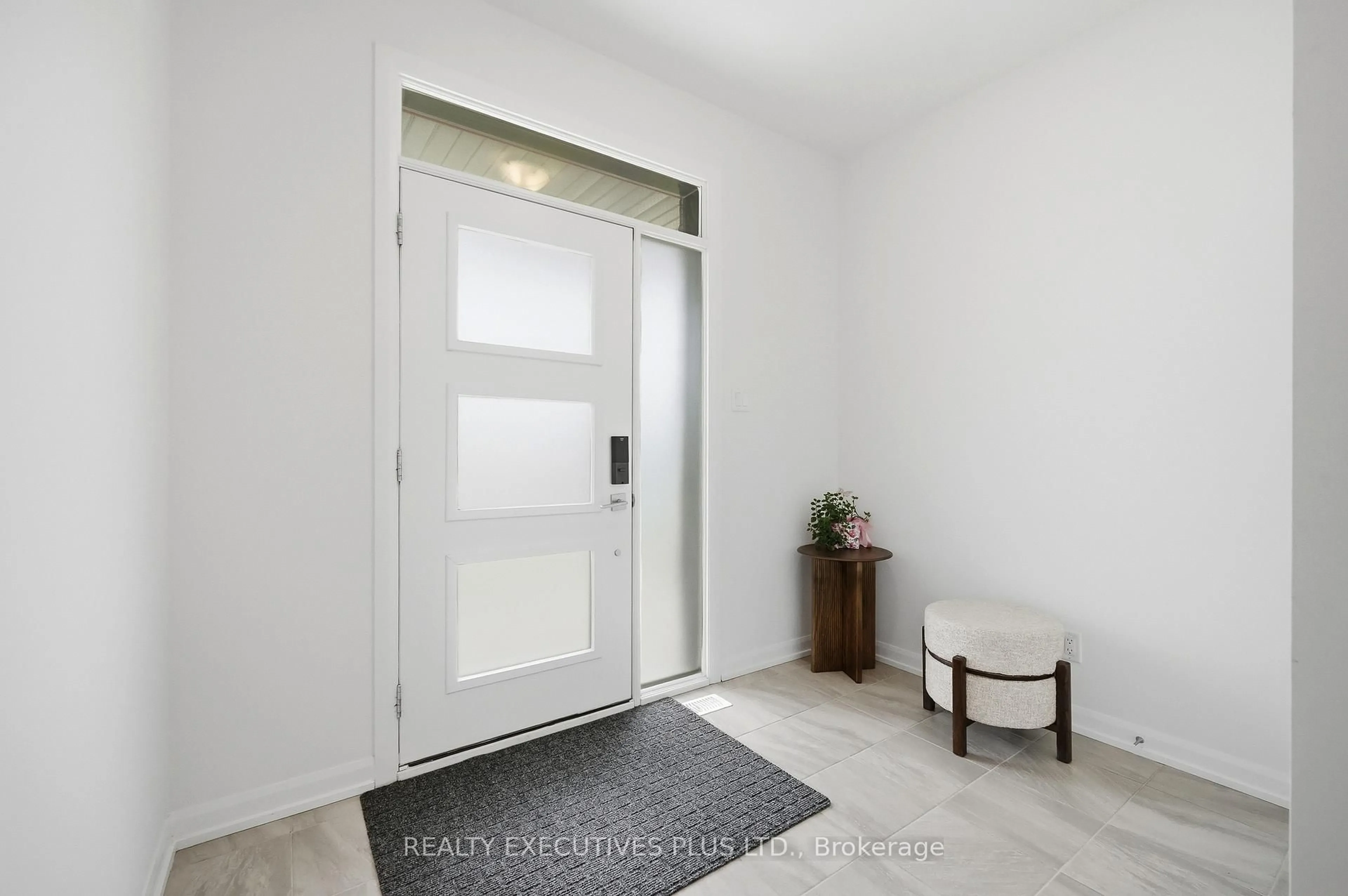 Indoor entryway for 429 Sterling Ave, Clarence-Rockland Ontario K4K 0M5