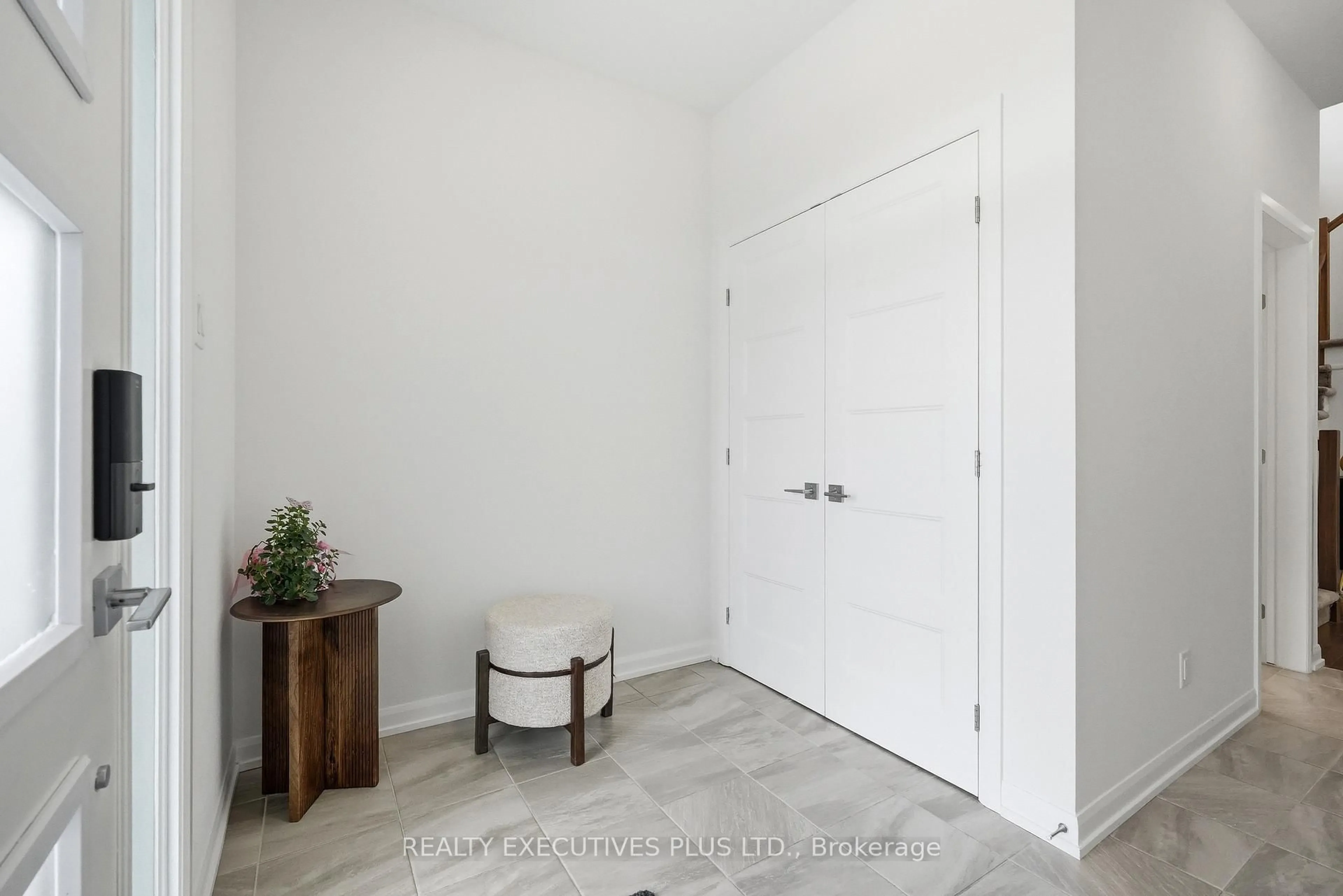 Indoor entryway for 429 Sterling Ave, Clarence-Rockland Ontario K4K 0M5