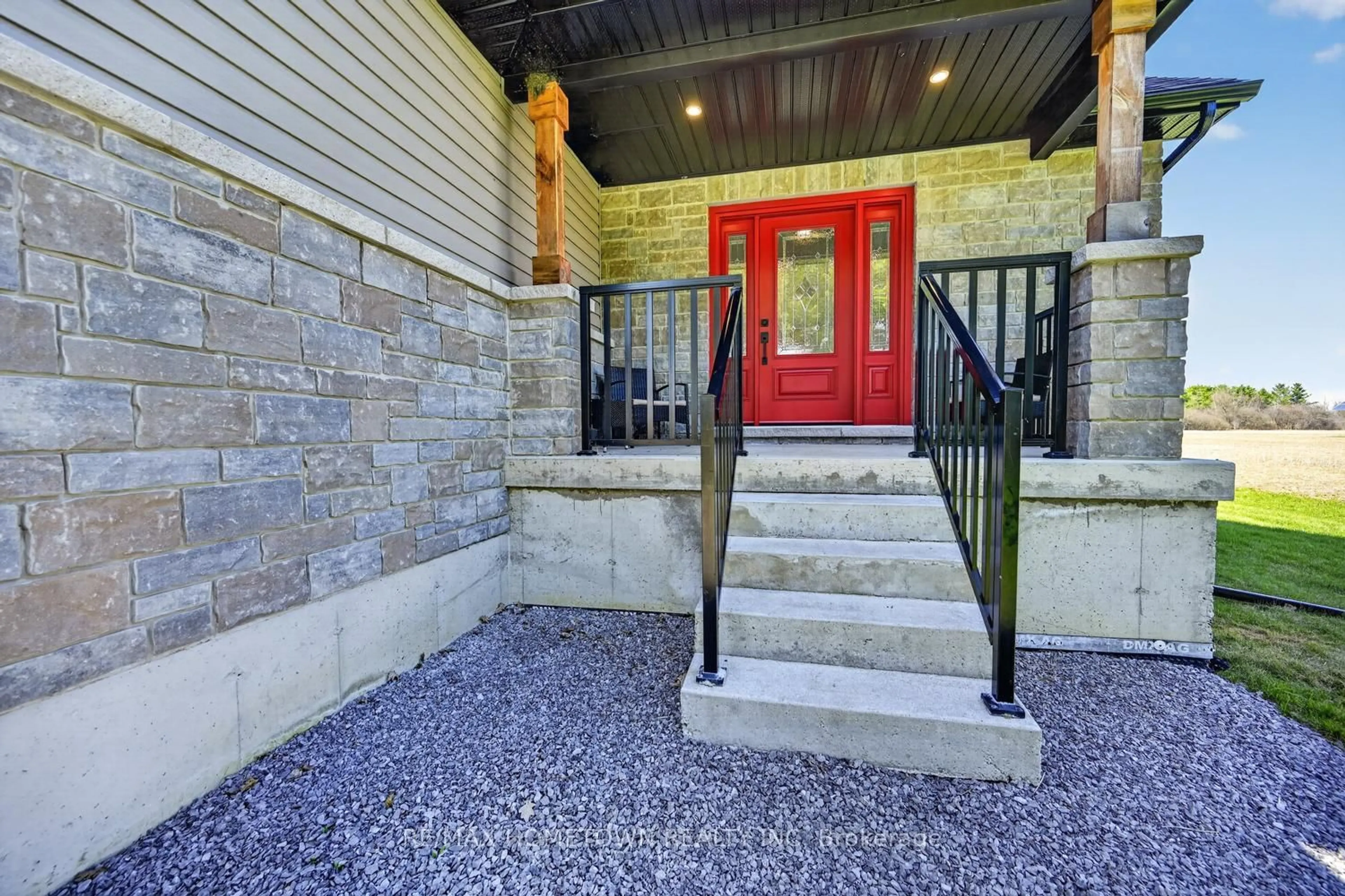 Indoor entryway for 7208 Stevenson Rd, Elizabethtown-Kitley Ontario K6V 5T4