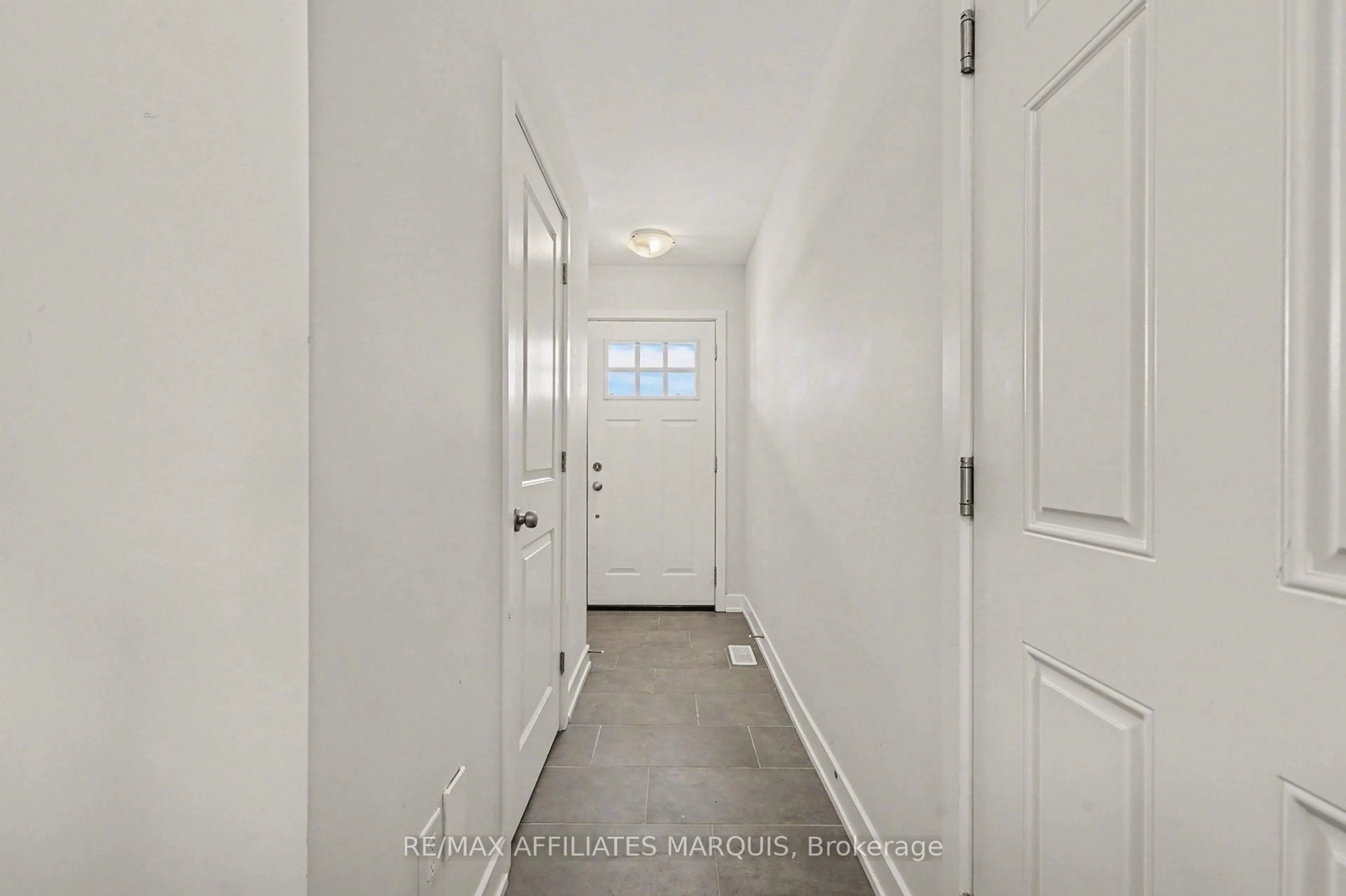 Indoor entryway for 97 Whitcomb Cres, Smiths Falls Ontario K7A 2B4