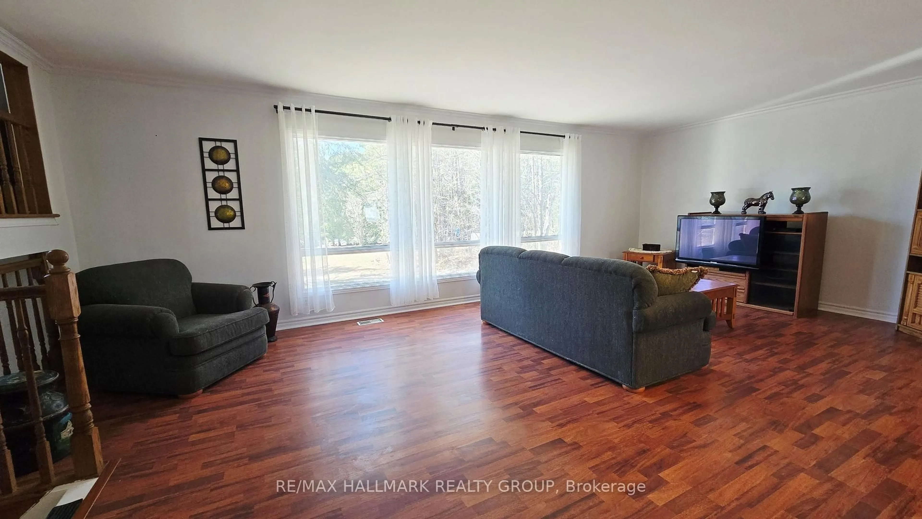 Living room with furniture, wood/laminate floor for 4318 Stonecrest Rd, Ottawa Ontario K0A 3M0