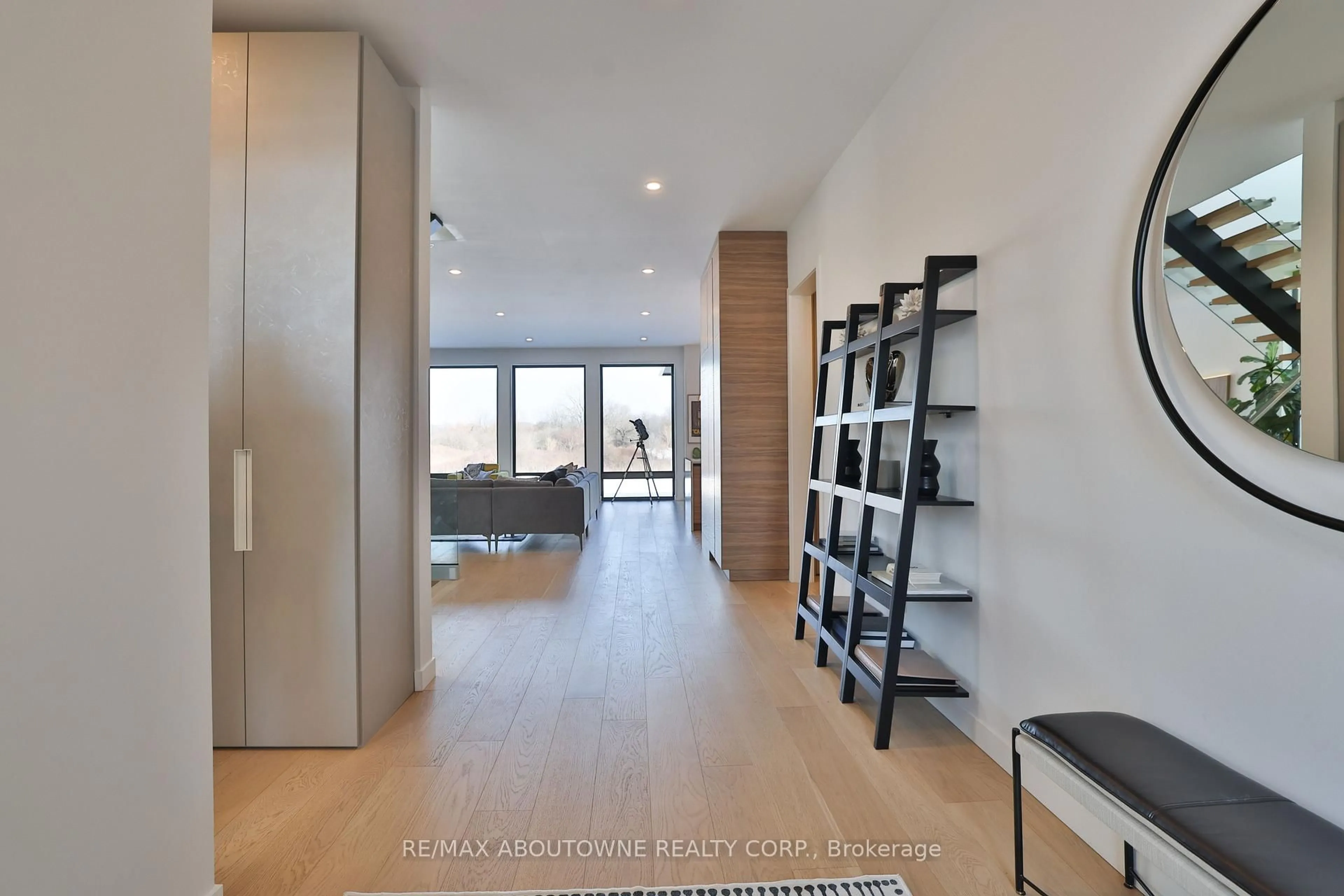 Indoor entryway for 70 Upper Mount Albion Rd, Hamilton Ontario L8J 2S1