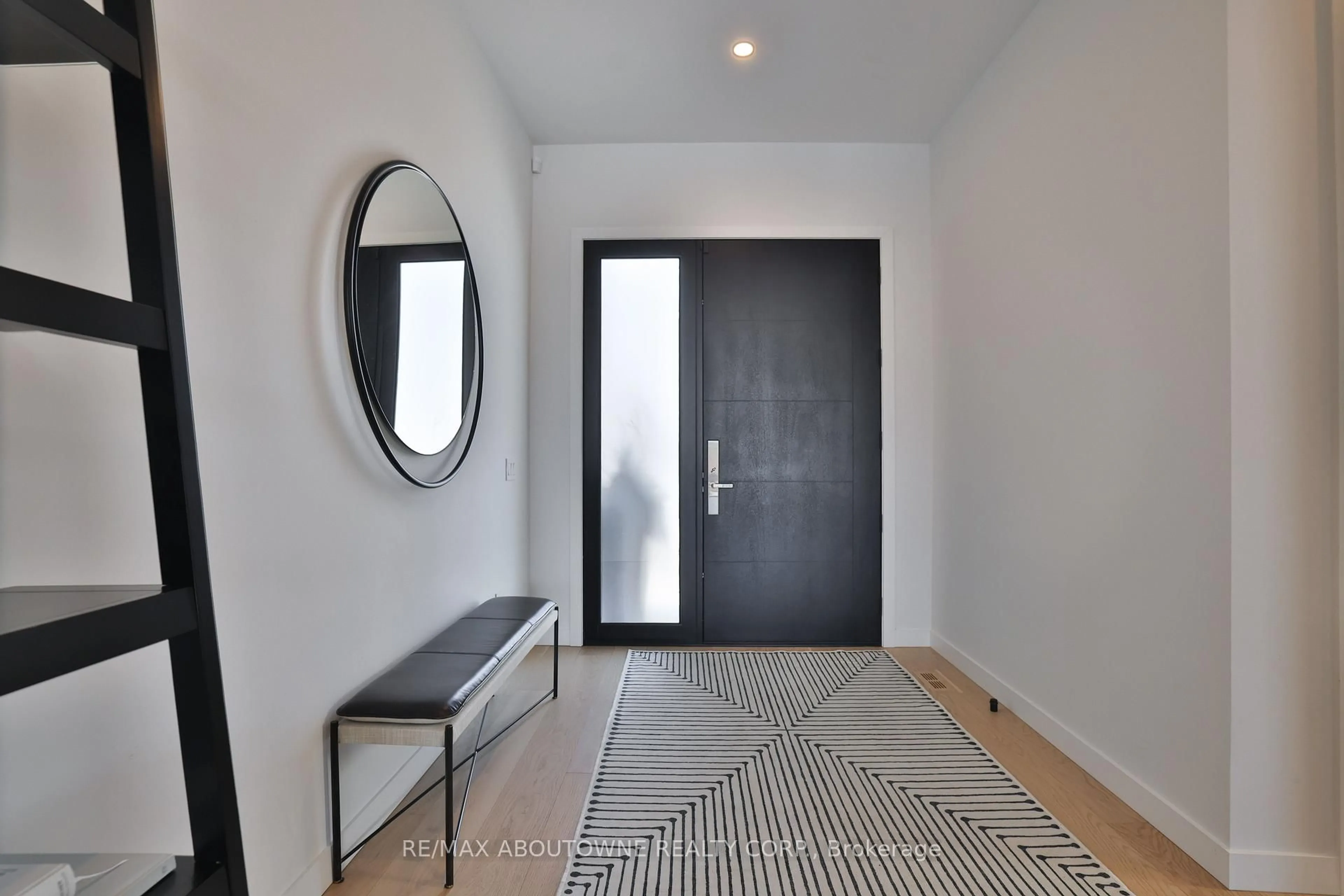Indoor entryway for 70 Upper Mount Albion Rd, Hamilton Ontario L8J 2S1