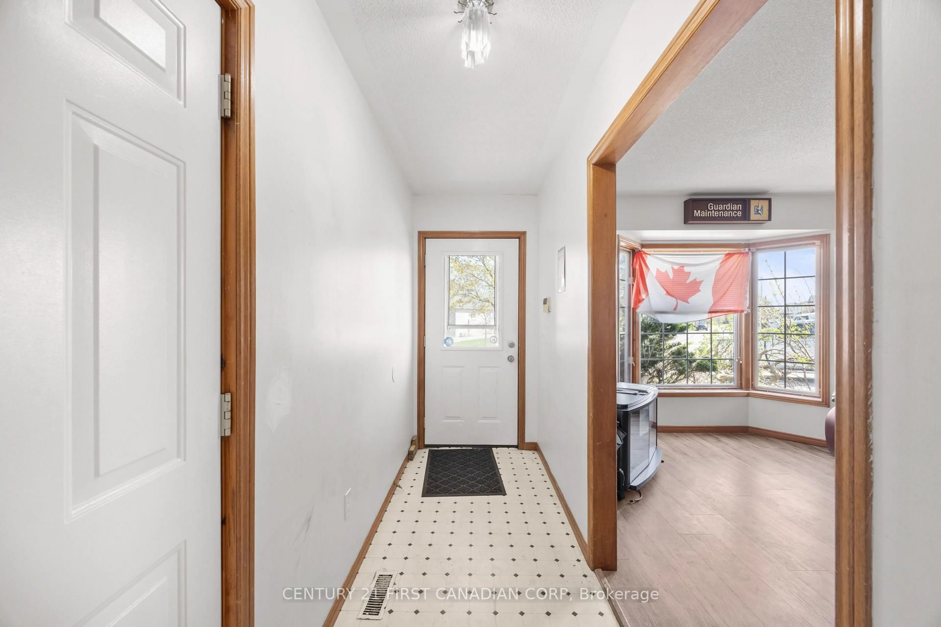 Indoor entryway for 351 Fleming Dr, London East Ontario N5V 4Y6