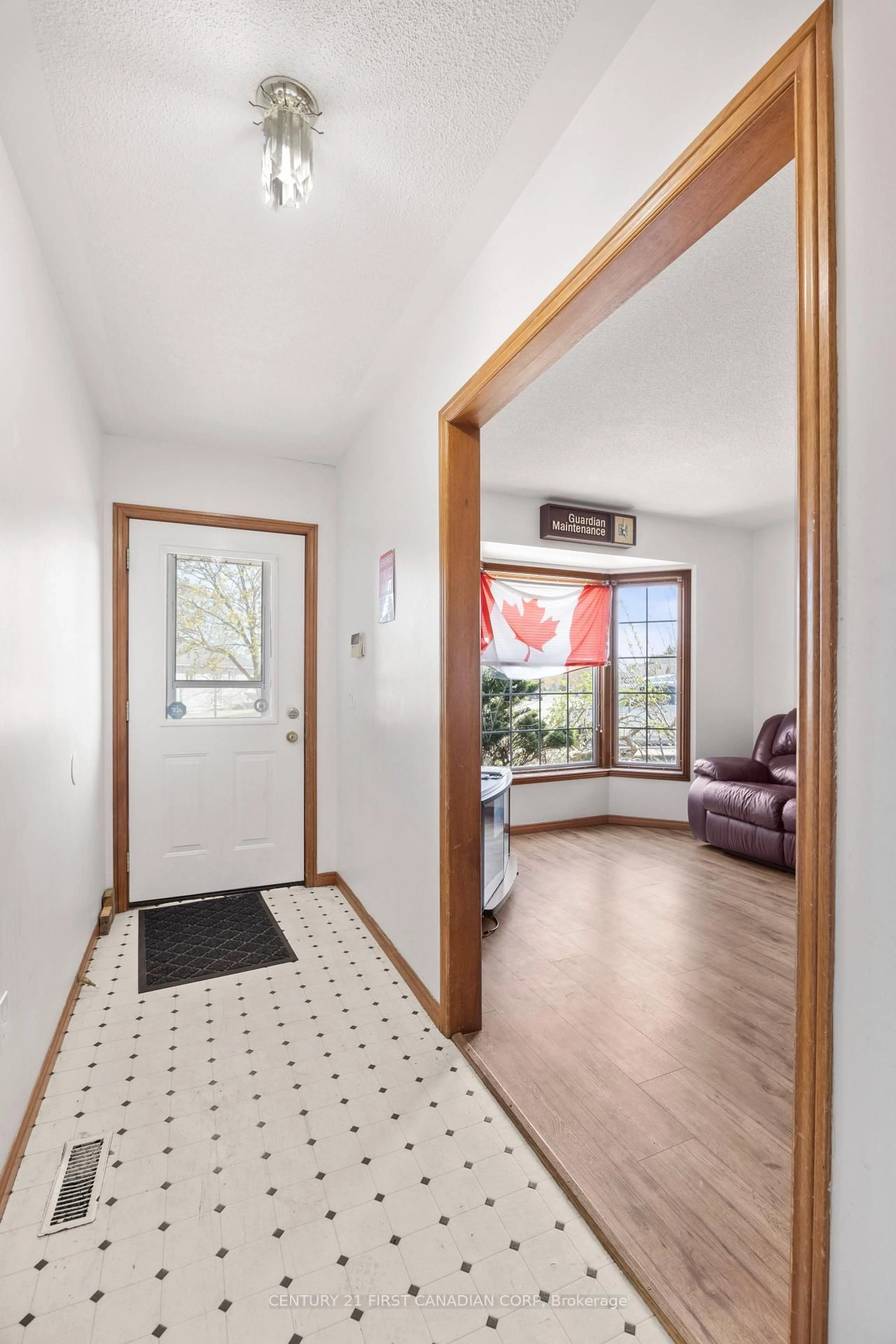 Indoor entryway for 351 Fleming Dr, London East Ontario N5V 4Y6