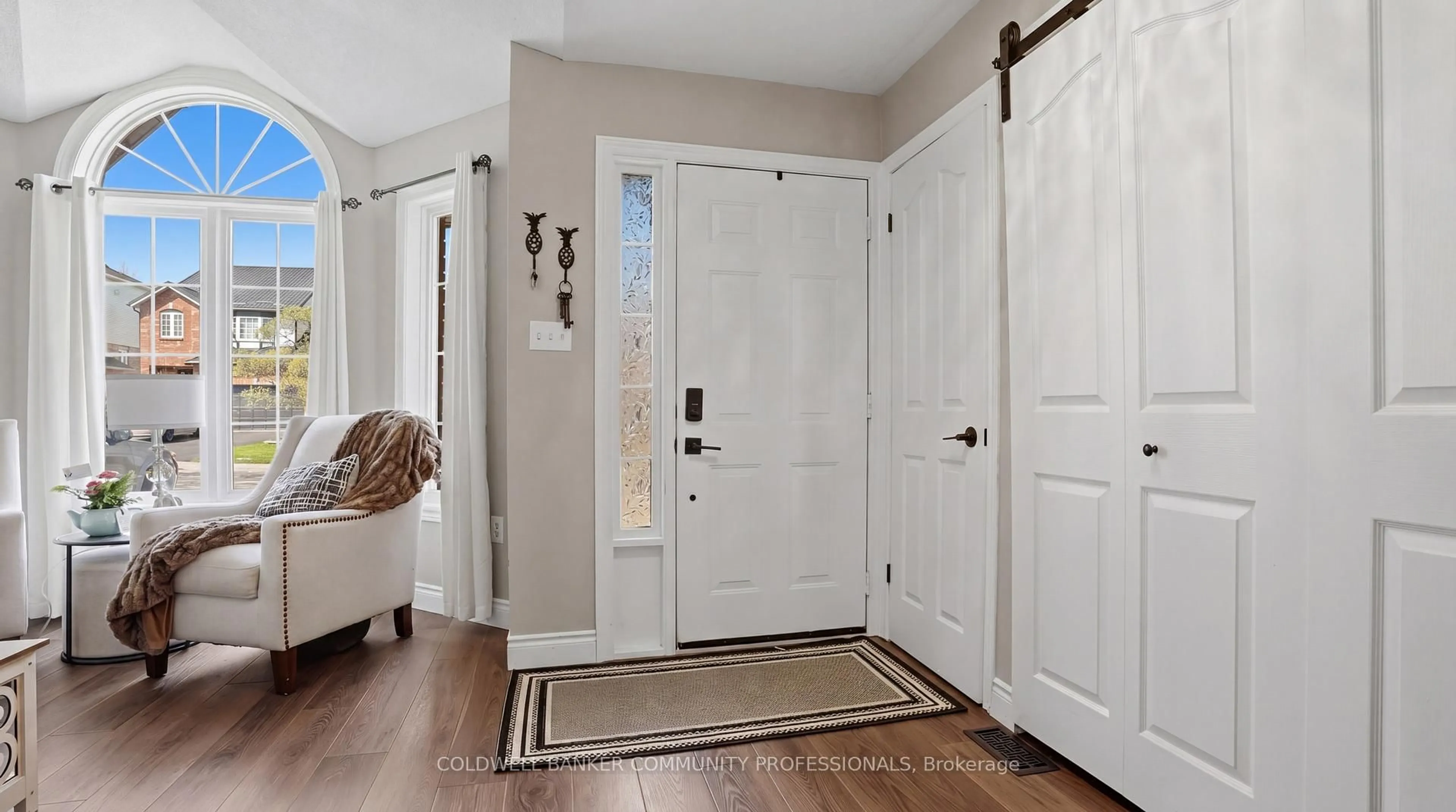 Indoor entryway for 28 Glenhollow Dr, Hamilton Ontario L8J 3R8