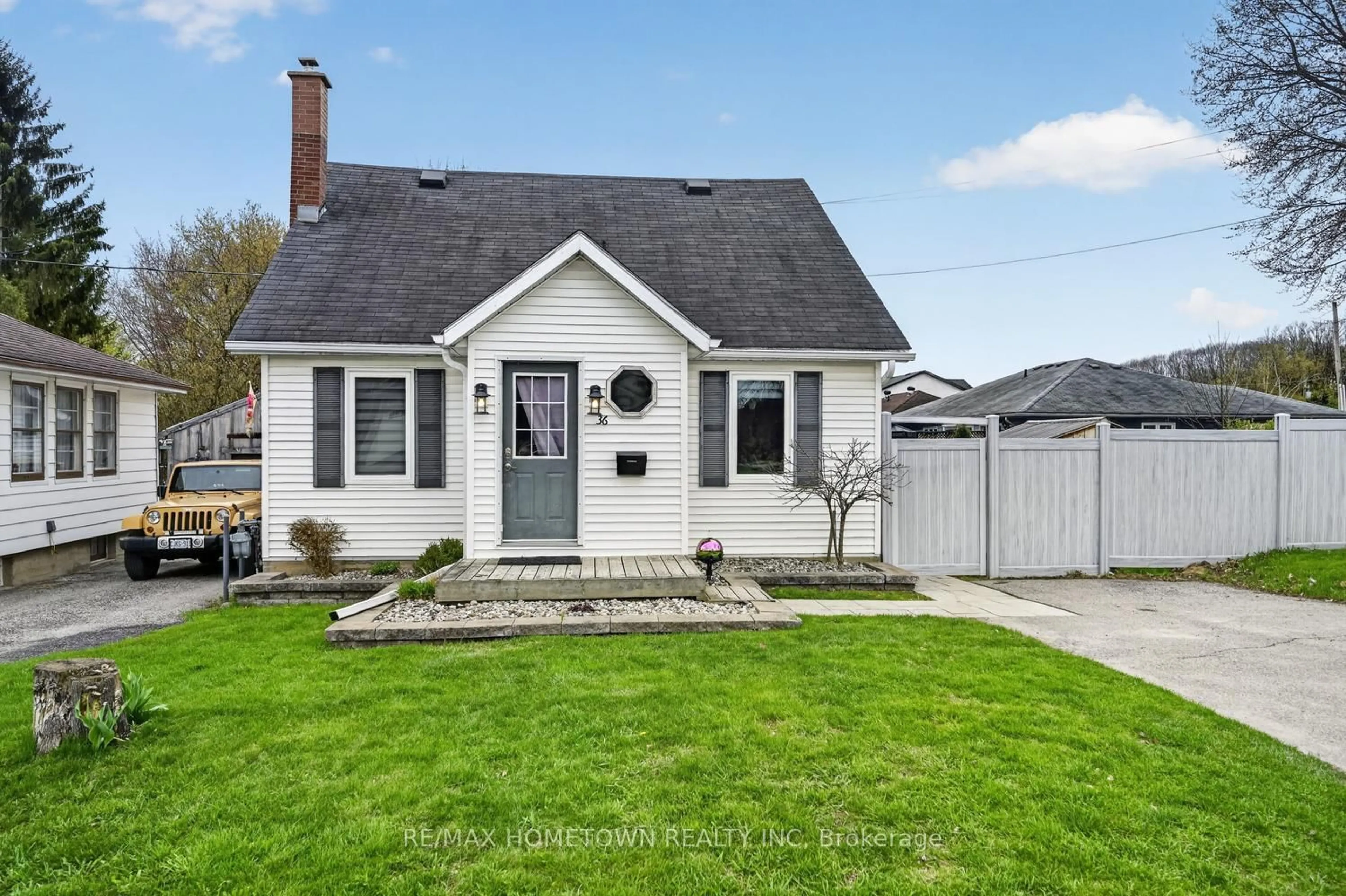 Home with vinyl exterior material, street for 36 Centre St, Brockville Ontario K6V 5S5