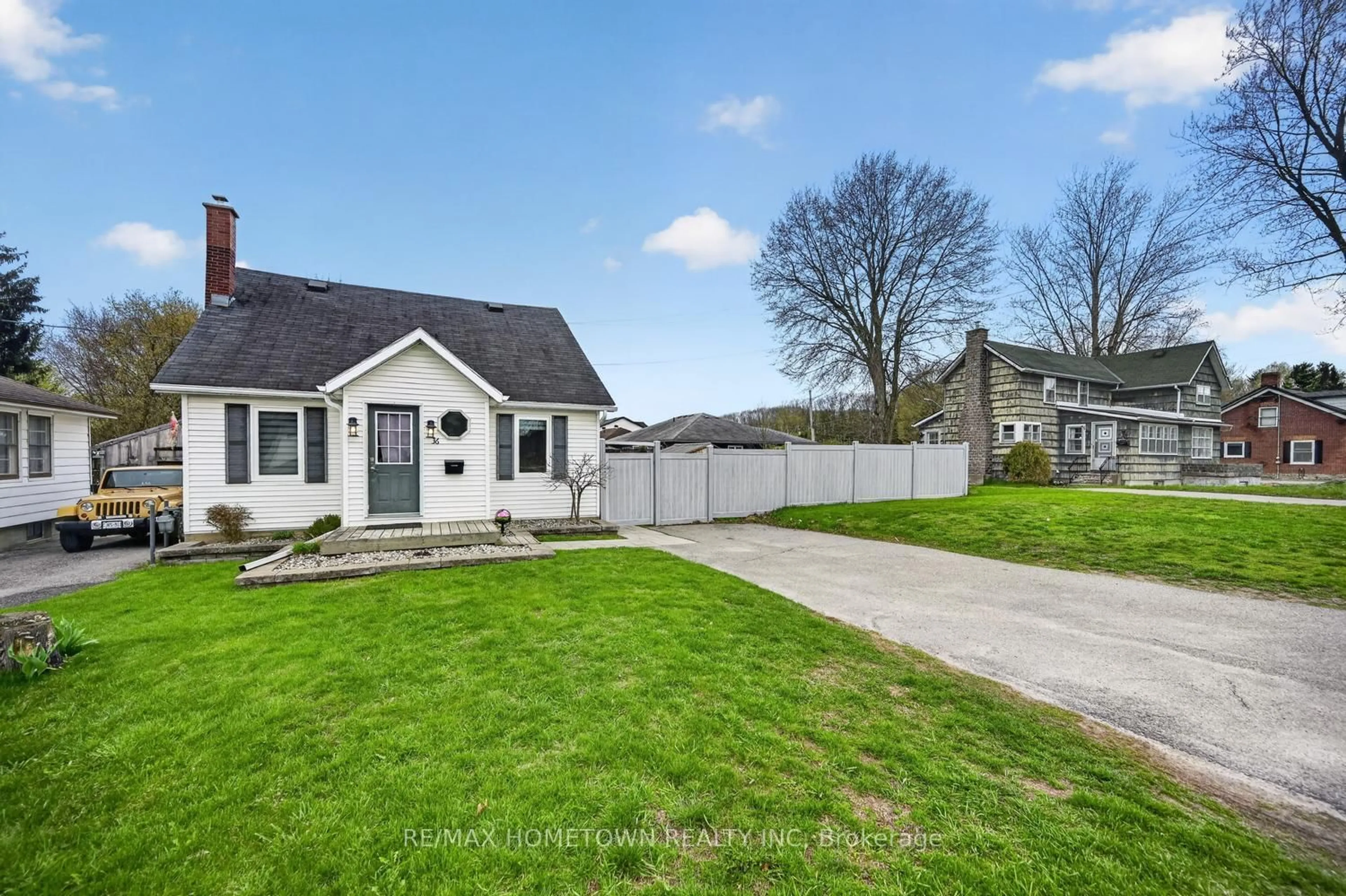 A pic from outside/outdoor area/front of a property/back of a property/a pic from drone, street for 36 Centre St, Brockville Ontario K6V 5S5