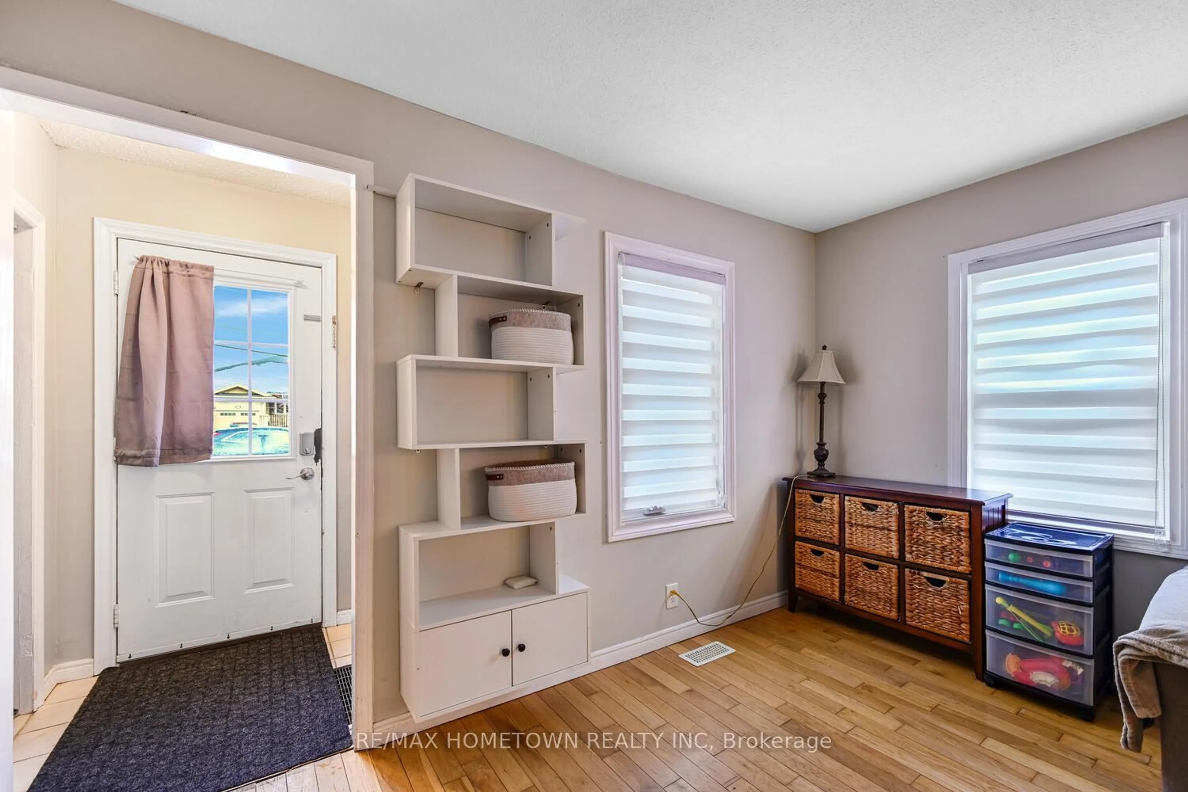 Indoor entryway for 36 Centre St, Brockville Ontario K6V 5S5