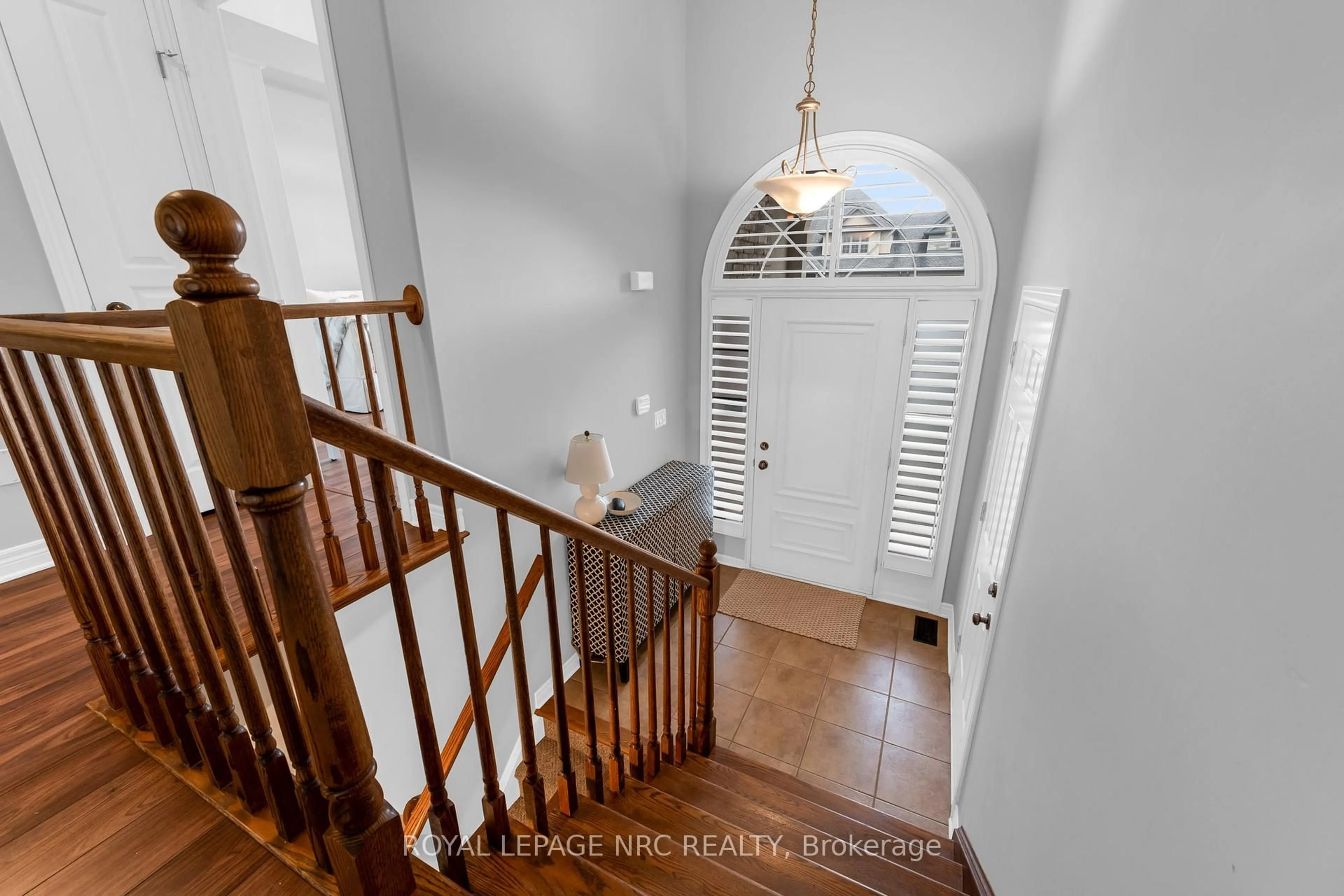 Indoor entryway for 44 Kline Cres, Pelham Ontario L3E 0T2