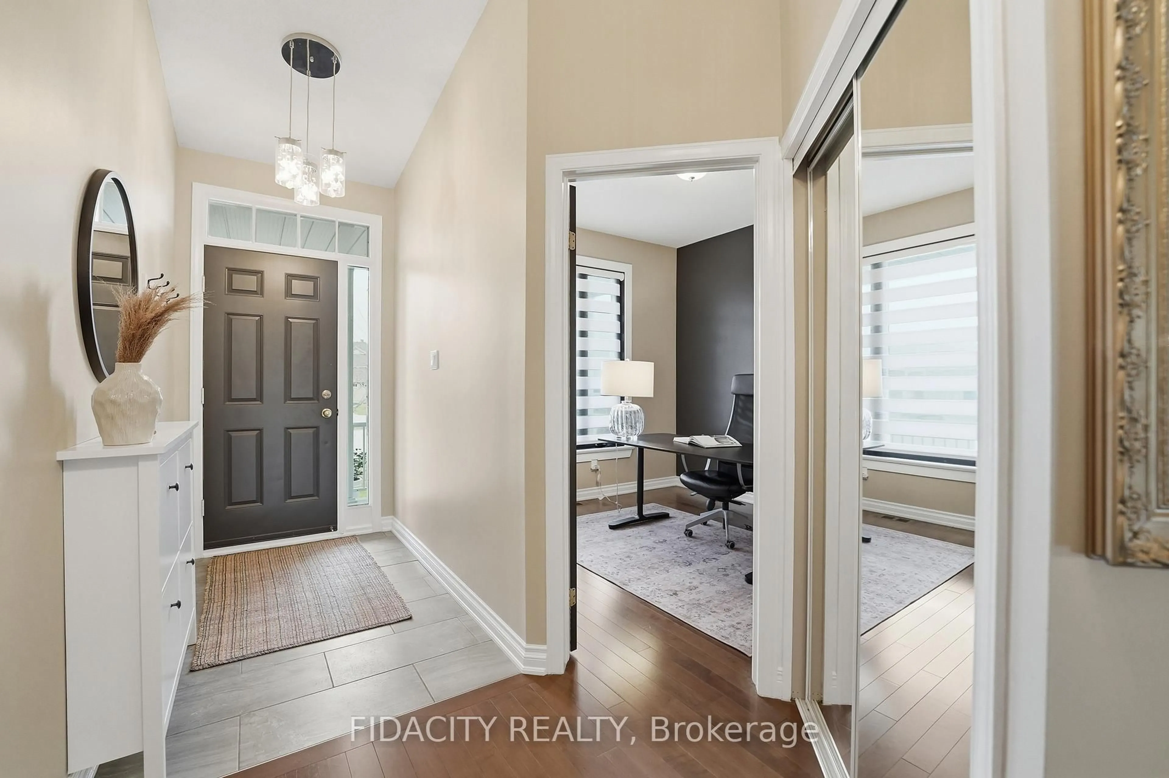 Indoor entryway for 31 Sable Run Dr, Stittsville Ontario K2S 1W8