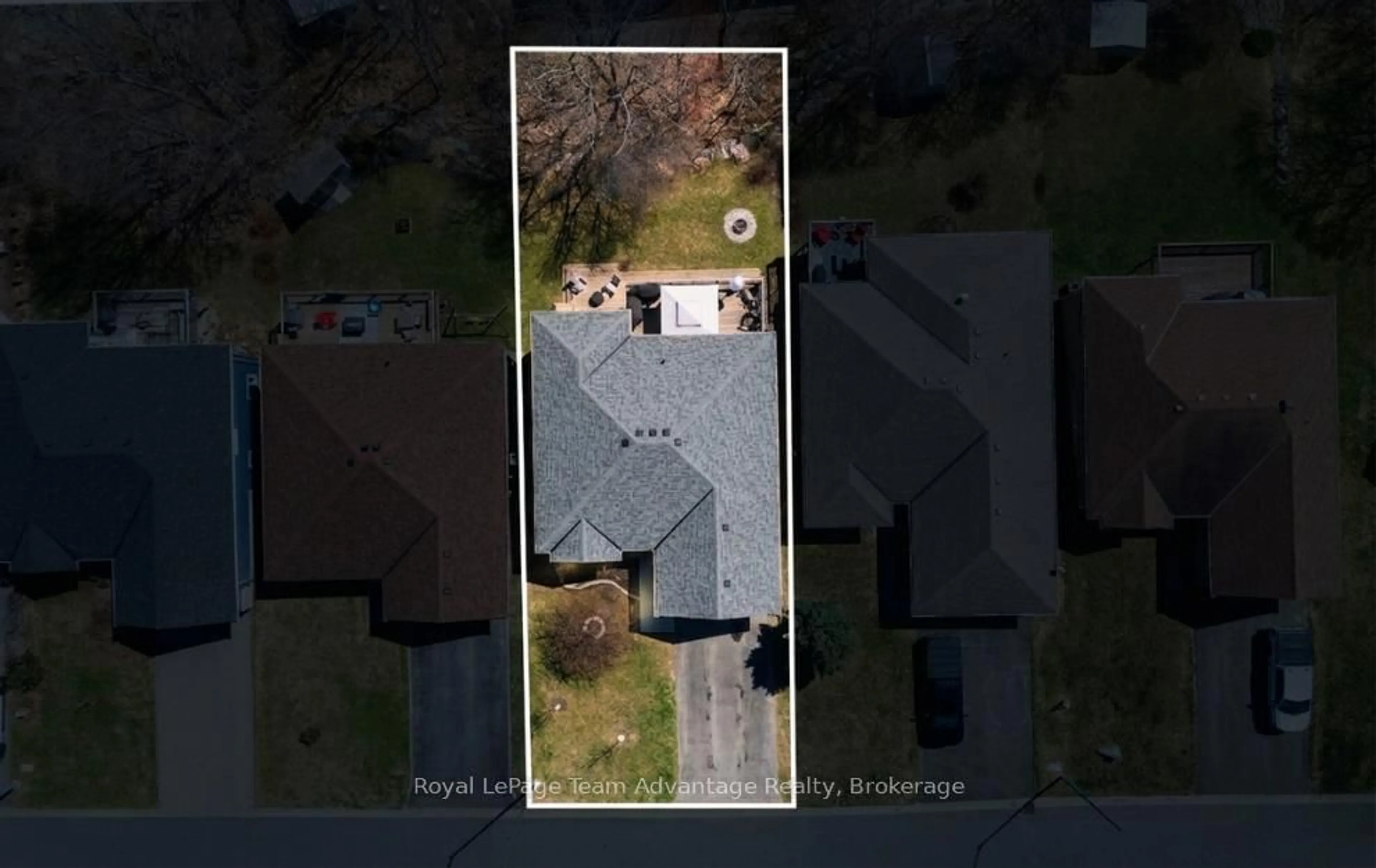 A pic from outside/outdoor area/front of a property/back of a property/a pic from drone, street for 8 Avery Crt, Parry Sound Ontario P2A 3C4