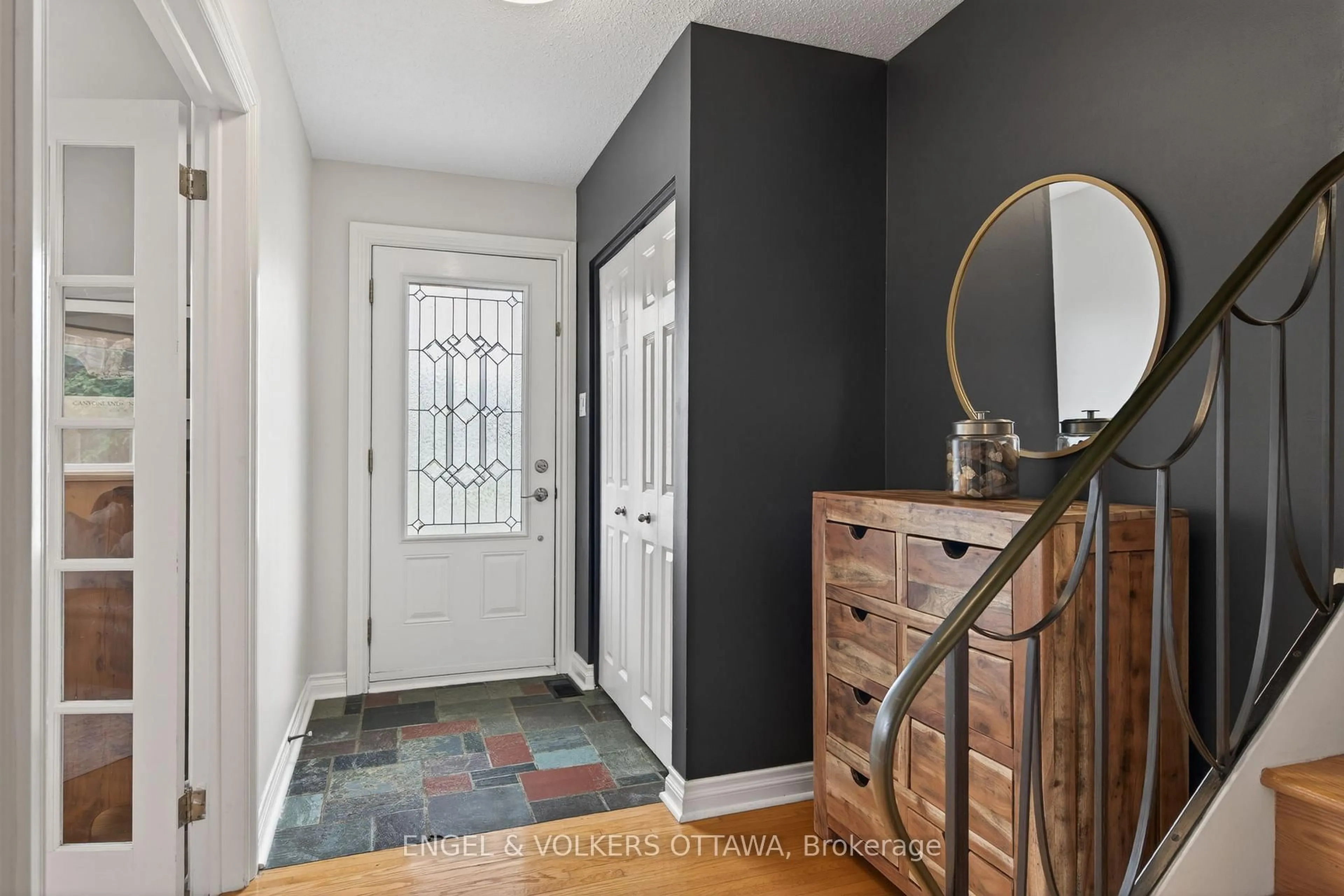 Indoor entryway for 1774 Playfair Dr, Ottawa Ontario K1H 5S3