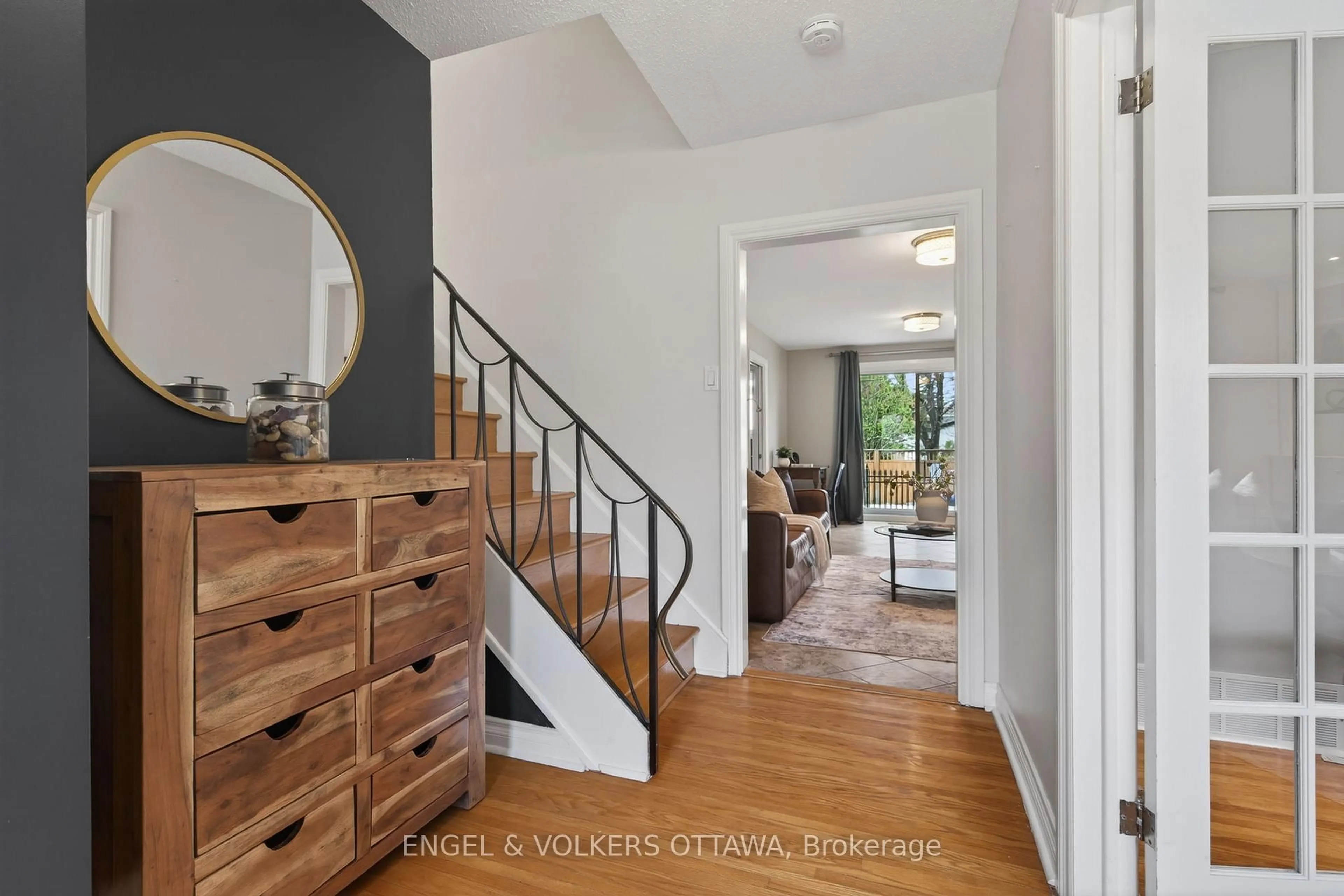 Indoor entryway for 1774 Playfair Dr, Ottawa Ontario K1H 5S3