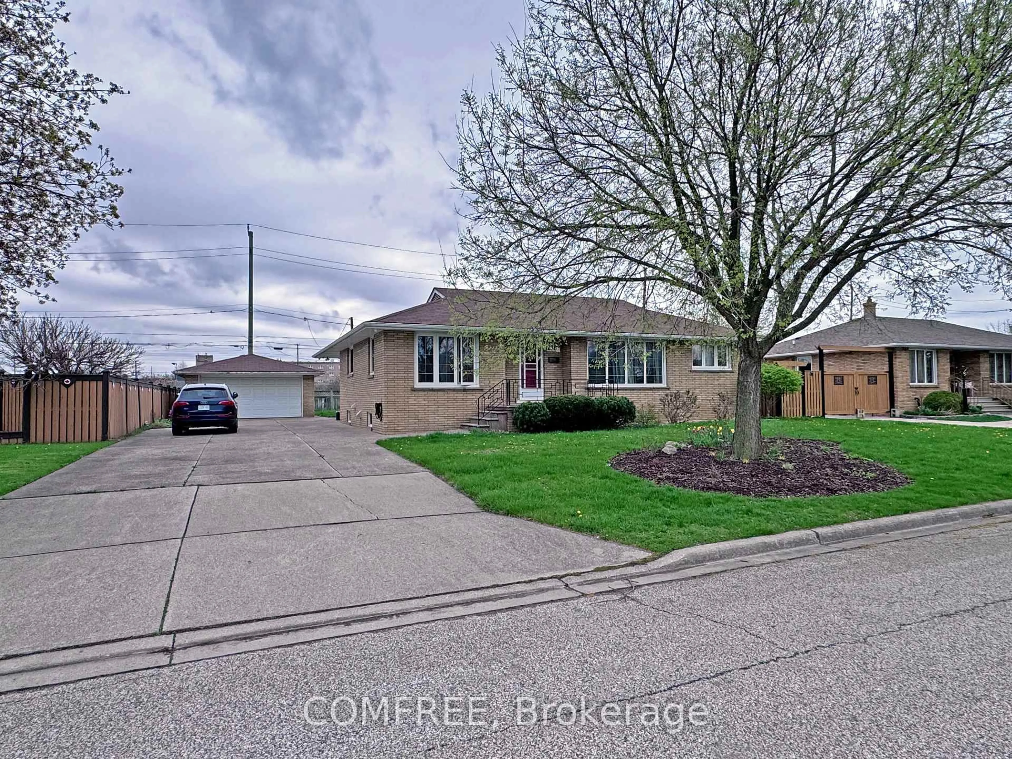 A pic from outside/outdoor area/front of a property/back of a property/a pic from drone, street for 2387 Westcott Rd, Windsor Ontario N8W 4K6