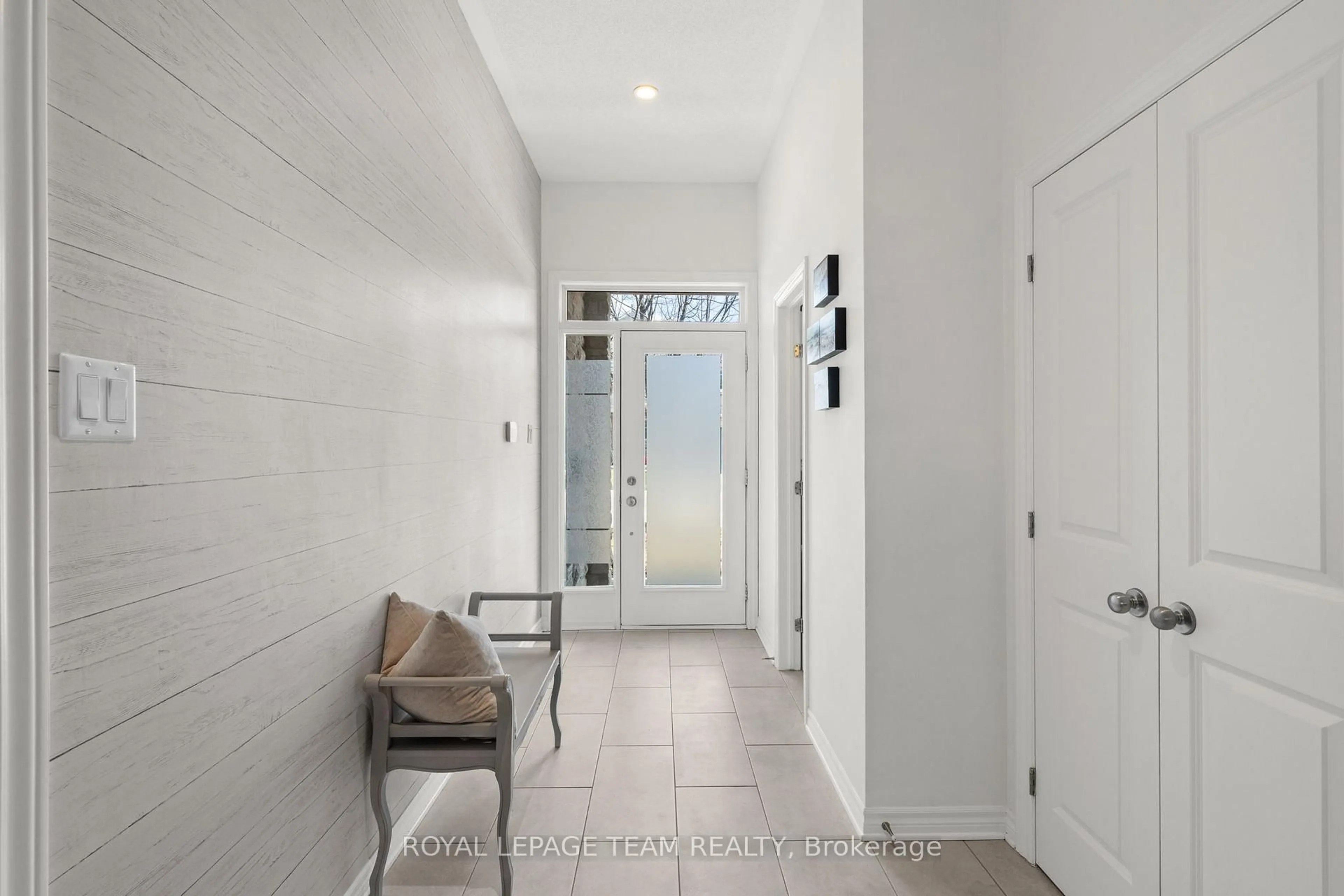 Indoor entryway for 105 Abetti Rdge, Ottawa Ontario K2J 0Y6