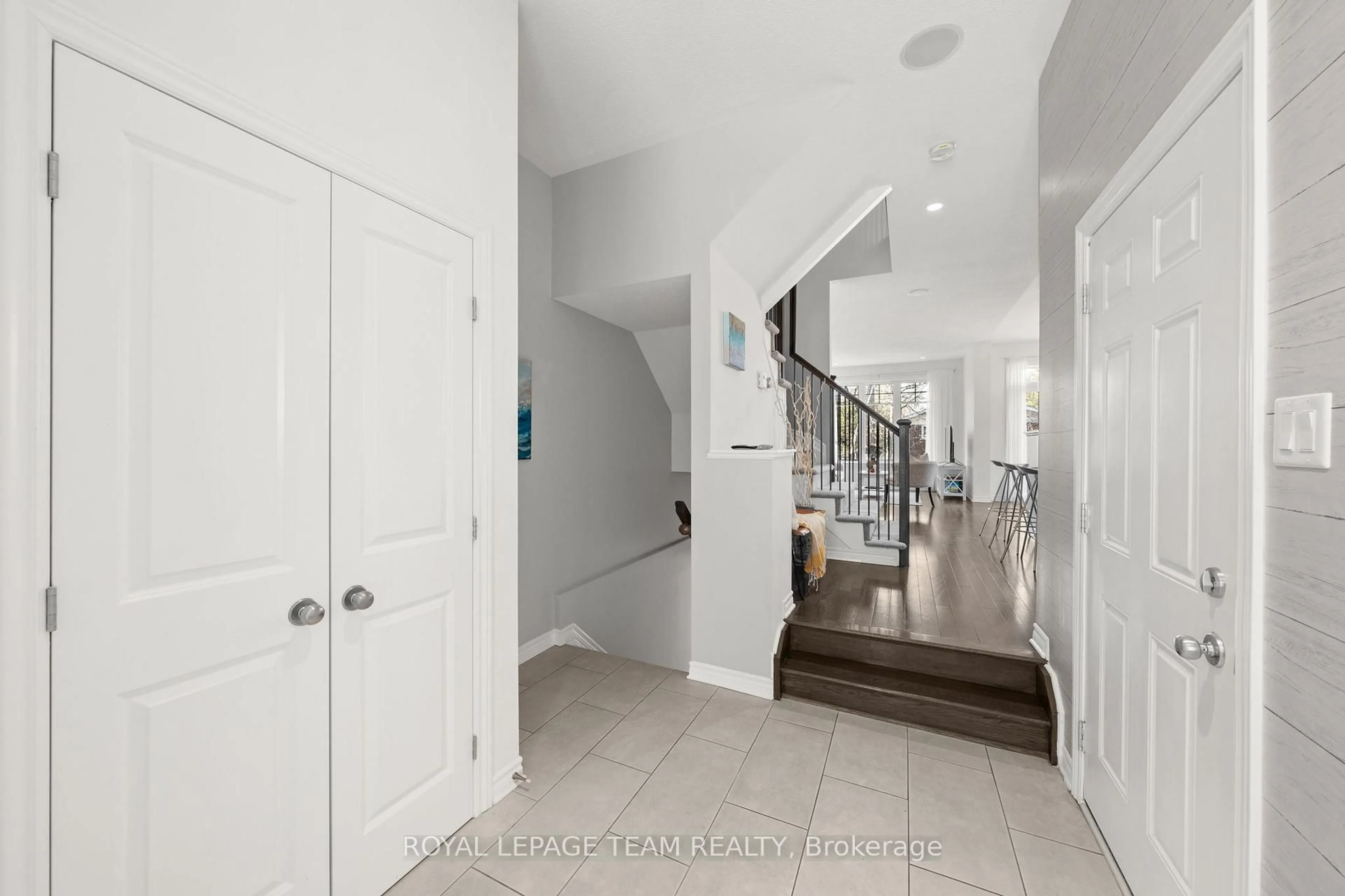 Indoor entryway for 105 Abetti Rdge, Ottawa Ontario K2J 0Y6