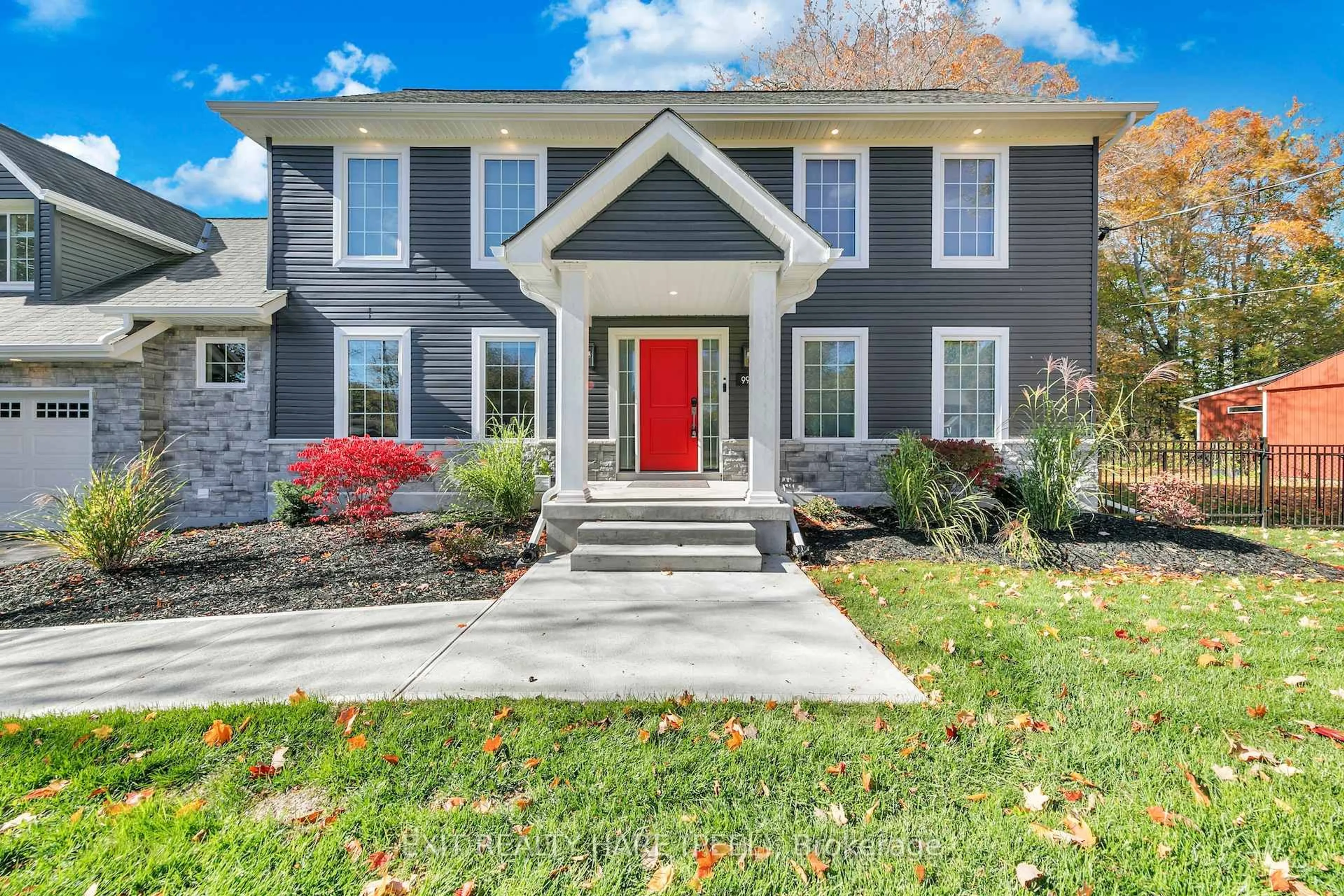 Home with vinyl exterior material, street for 990 Haist St, Pelham Ontario L0S 1E4