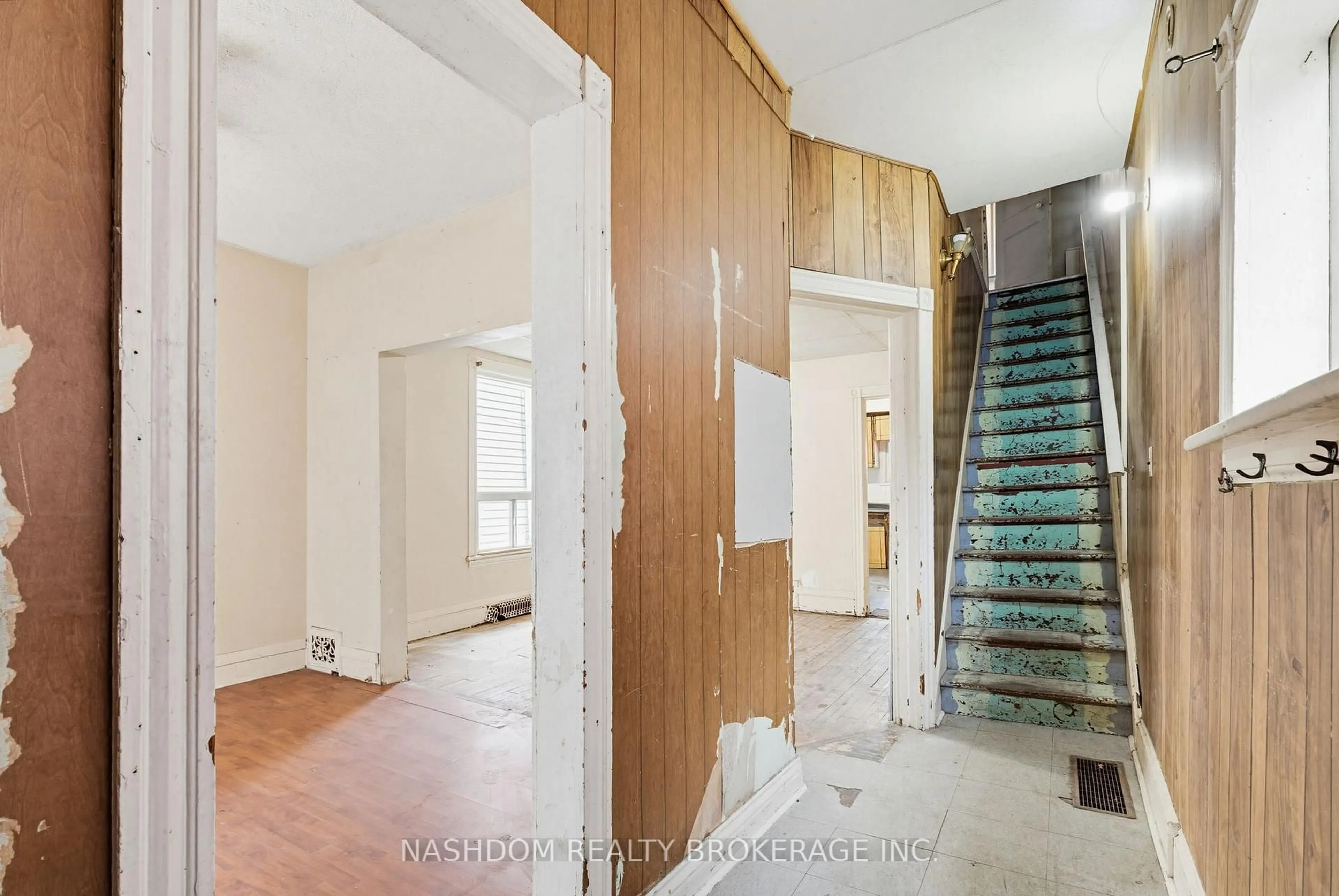 Indoor foyer for 39 Munroe St, Hamilton Ontario L8L 3V6