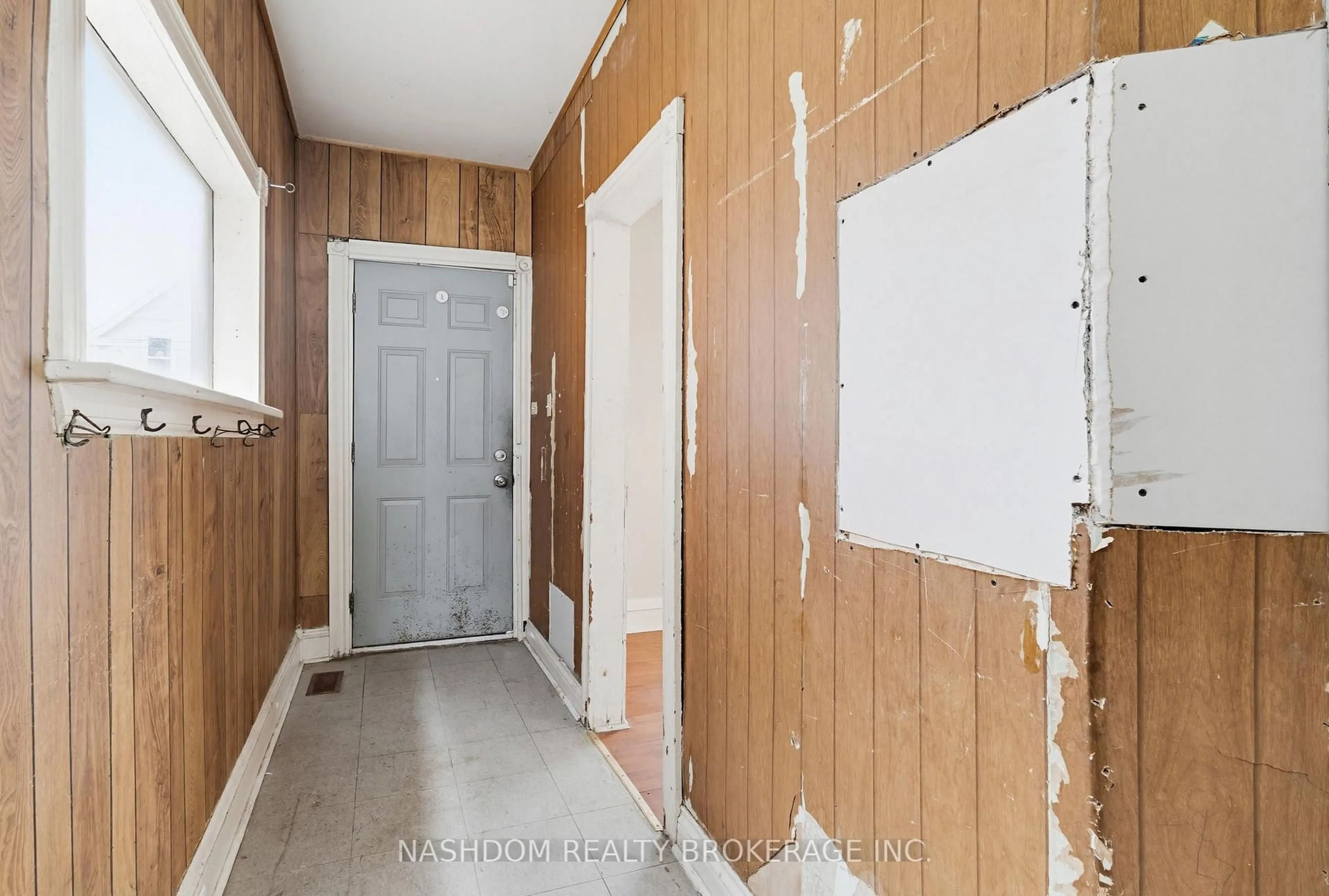 Indoor entryway for 39 Munroe St, Hamilton Ontario L8L 3V6