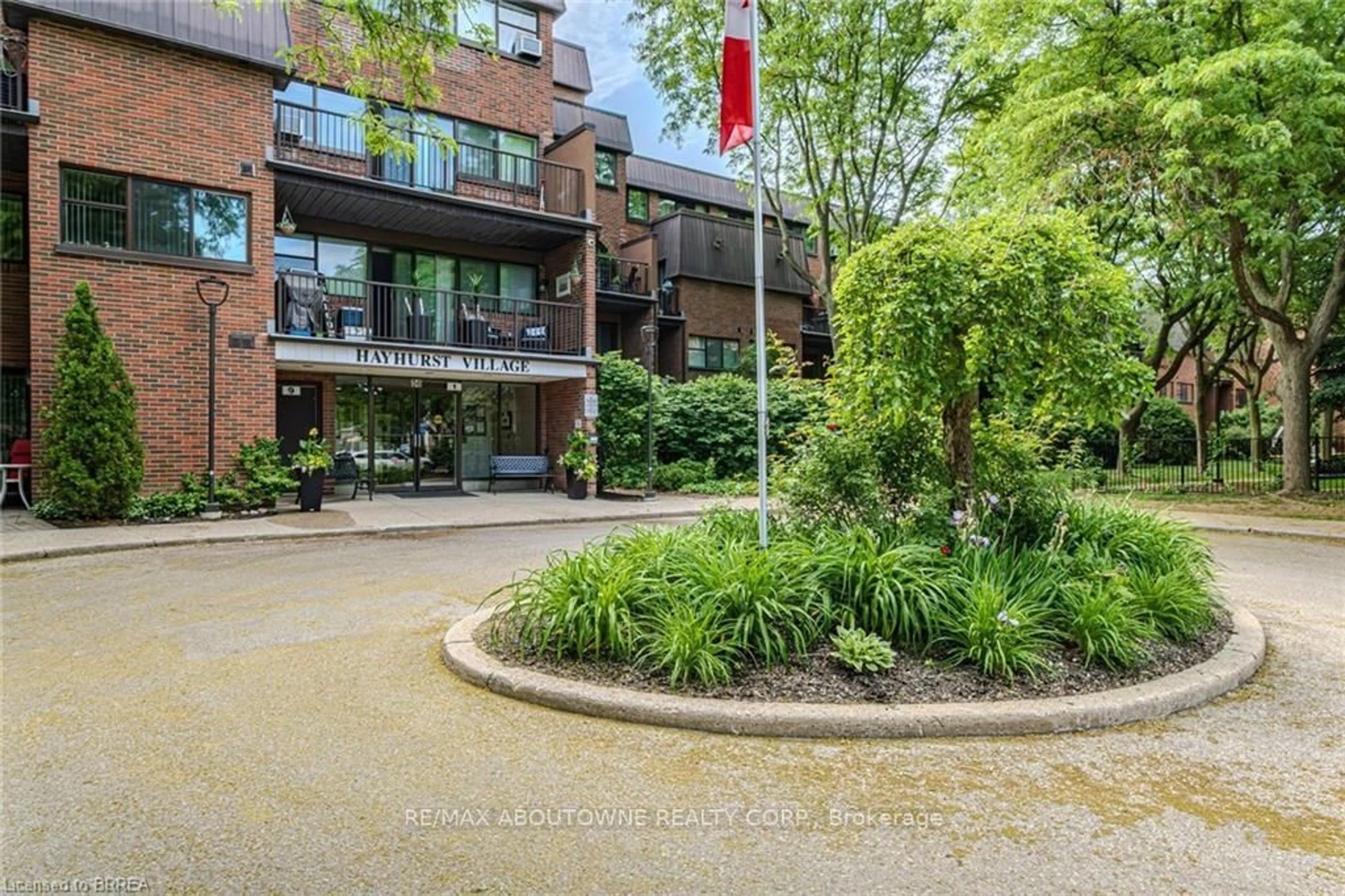 Patio, unknown for 36 Hayhurst Rd #334, Brantford Ontario N3R 6Y9