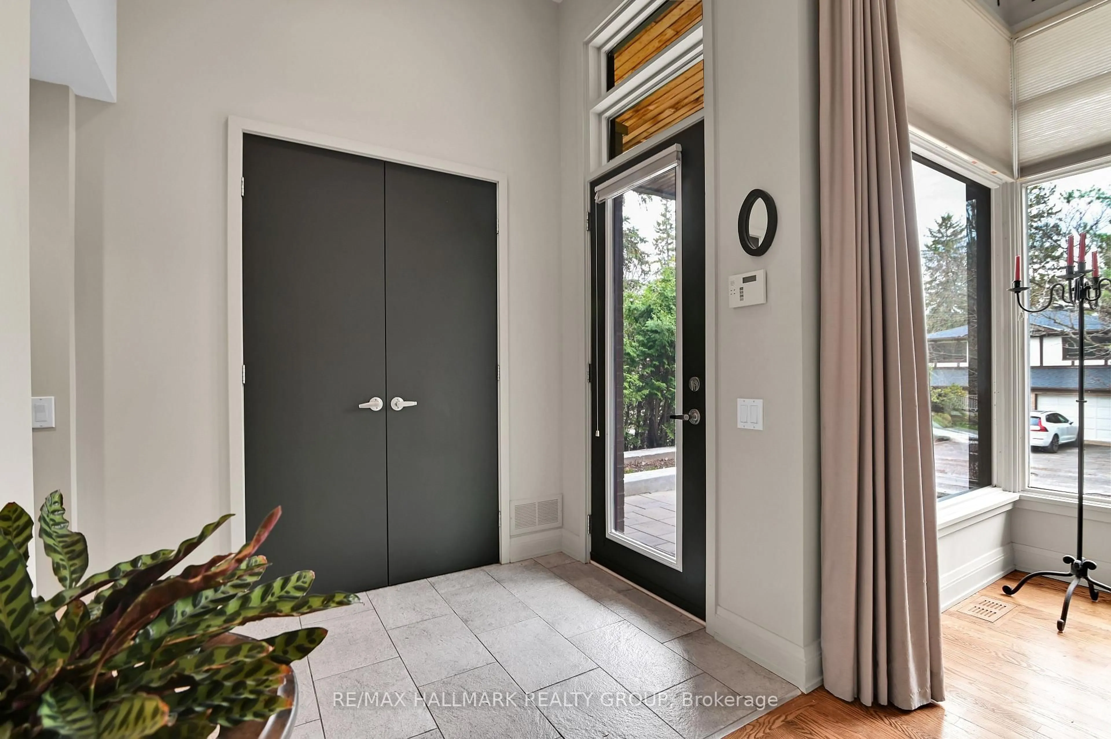 Indoor entryway for 481 Melbourne Ave, Ottawa Ontario K2A 1W4