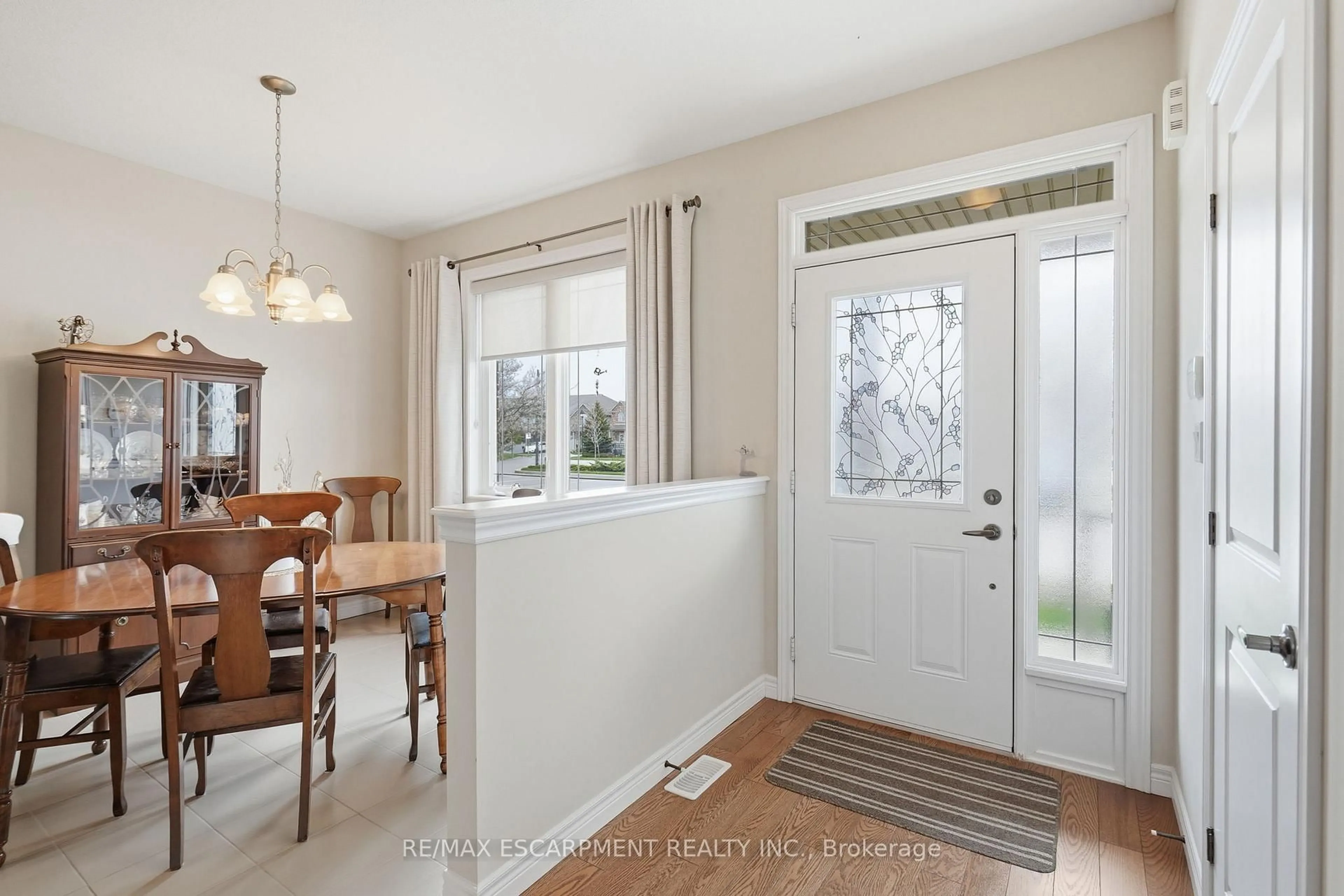 Indoor entryway for 3 Ecker Lane, Hamilton Ontario L0R 1C0