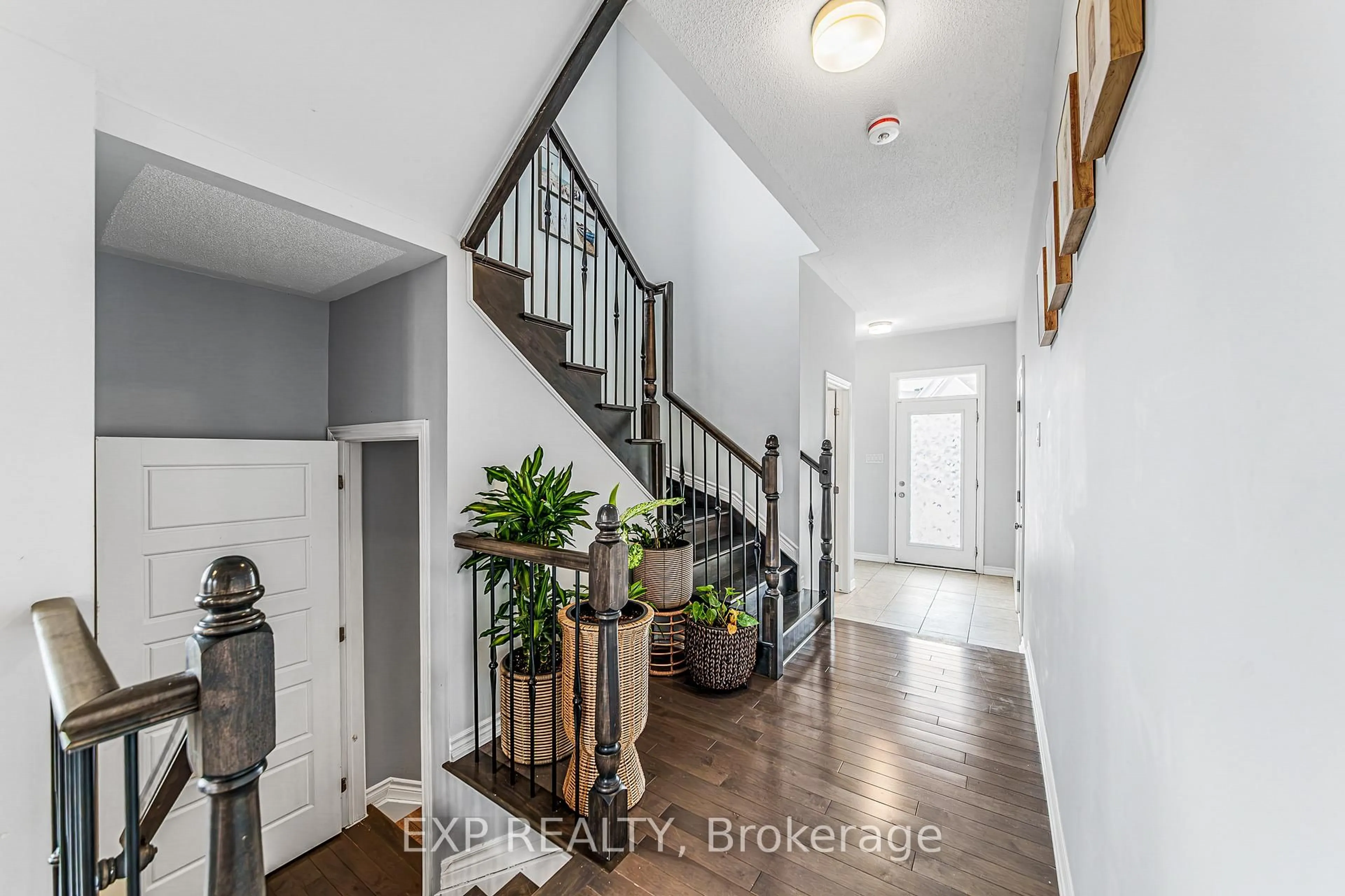 Indoor entryway for 527 Alcor Terr, Ottawa Ontario K2J 6N6