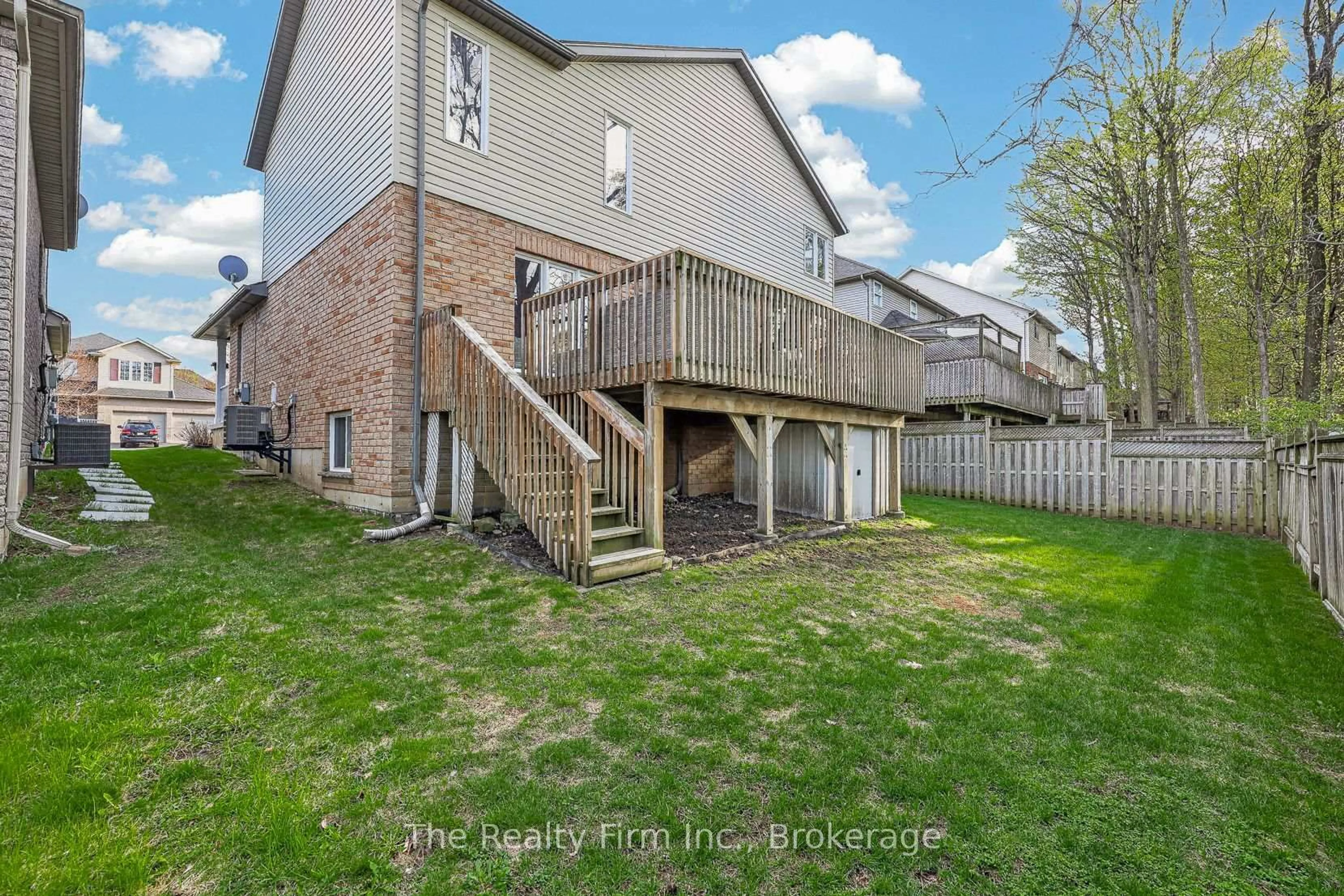Patio, street for 155 Forestway Tr, Woodstock Ontario N4S 9A7
