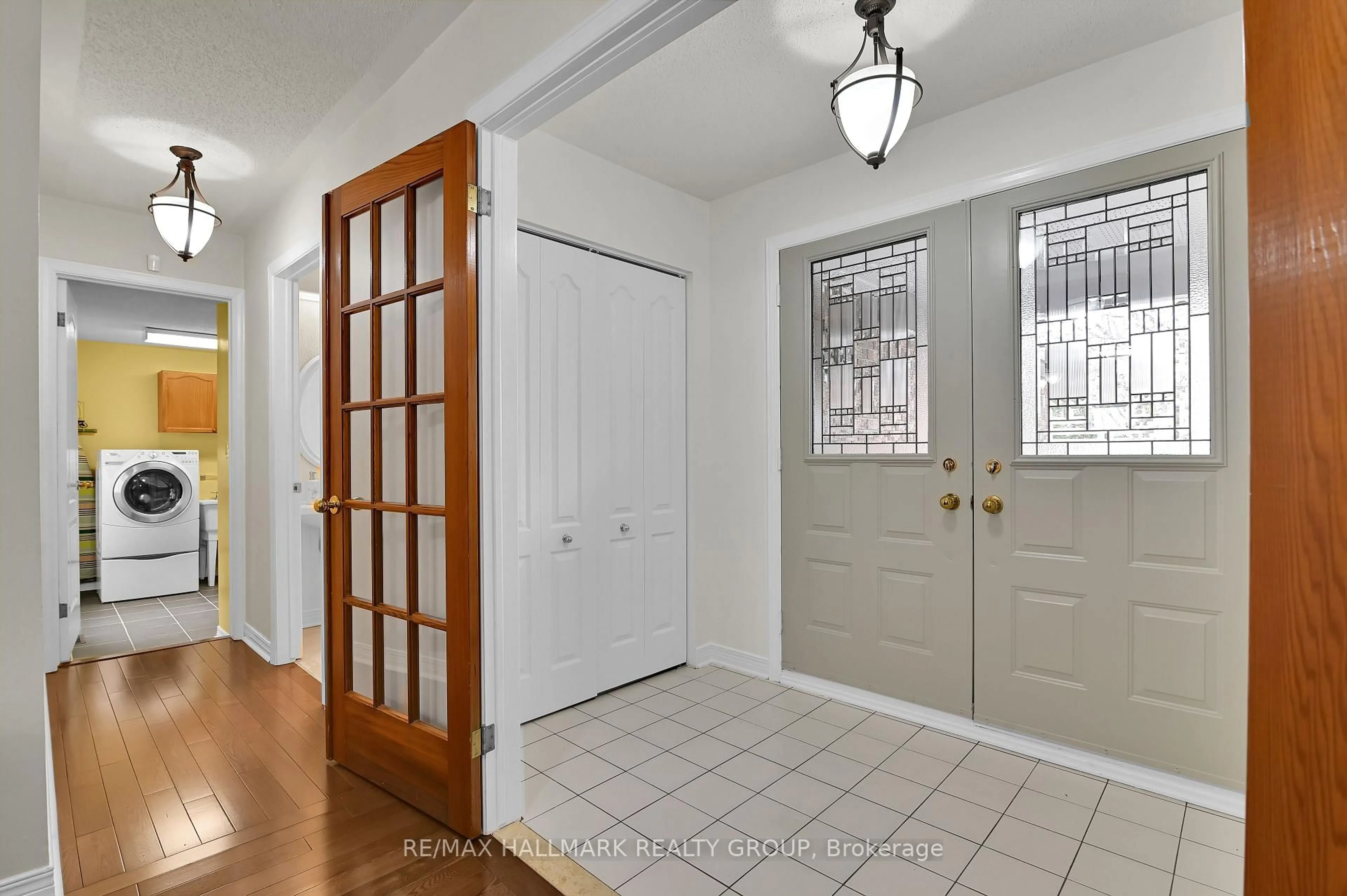 Indoor entryway for 21 Hime Cres, Ottawa Ontario K1G 4S1