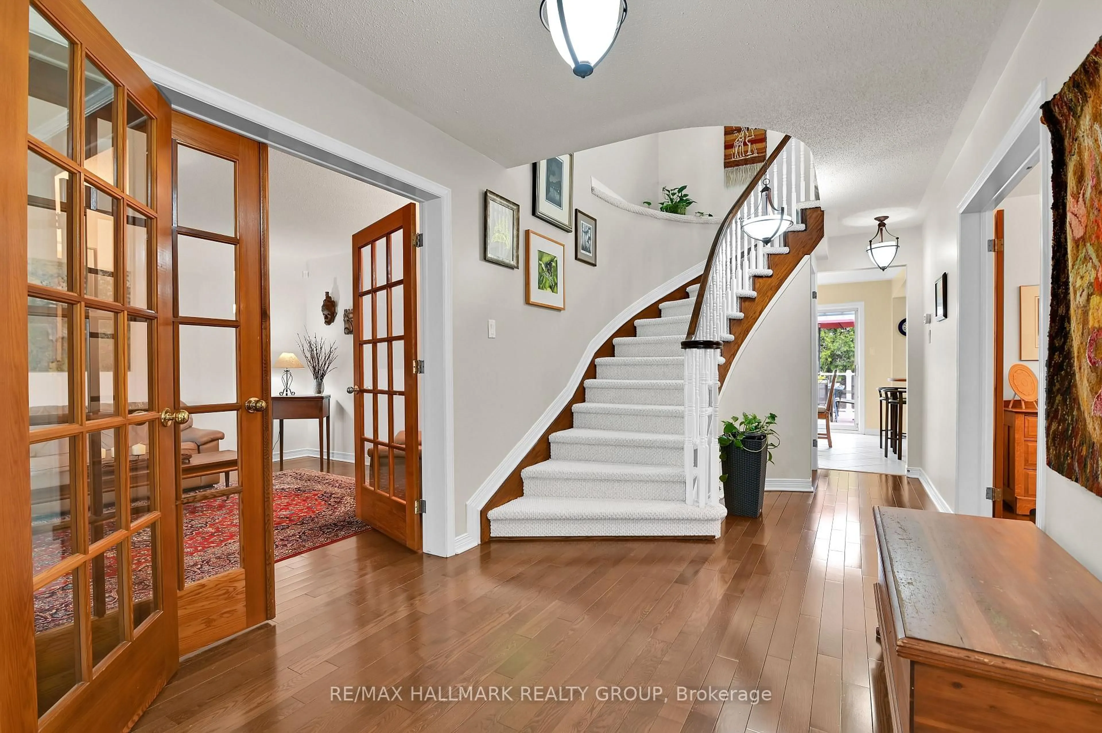 Indoor entryway for 21 Hime Cres, Ottawa Ontario K1G 4S1