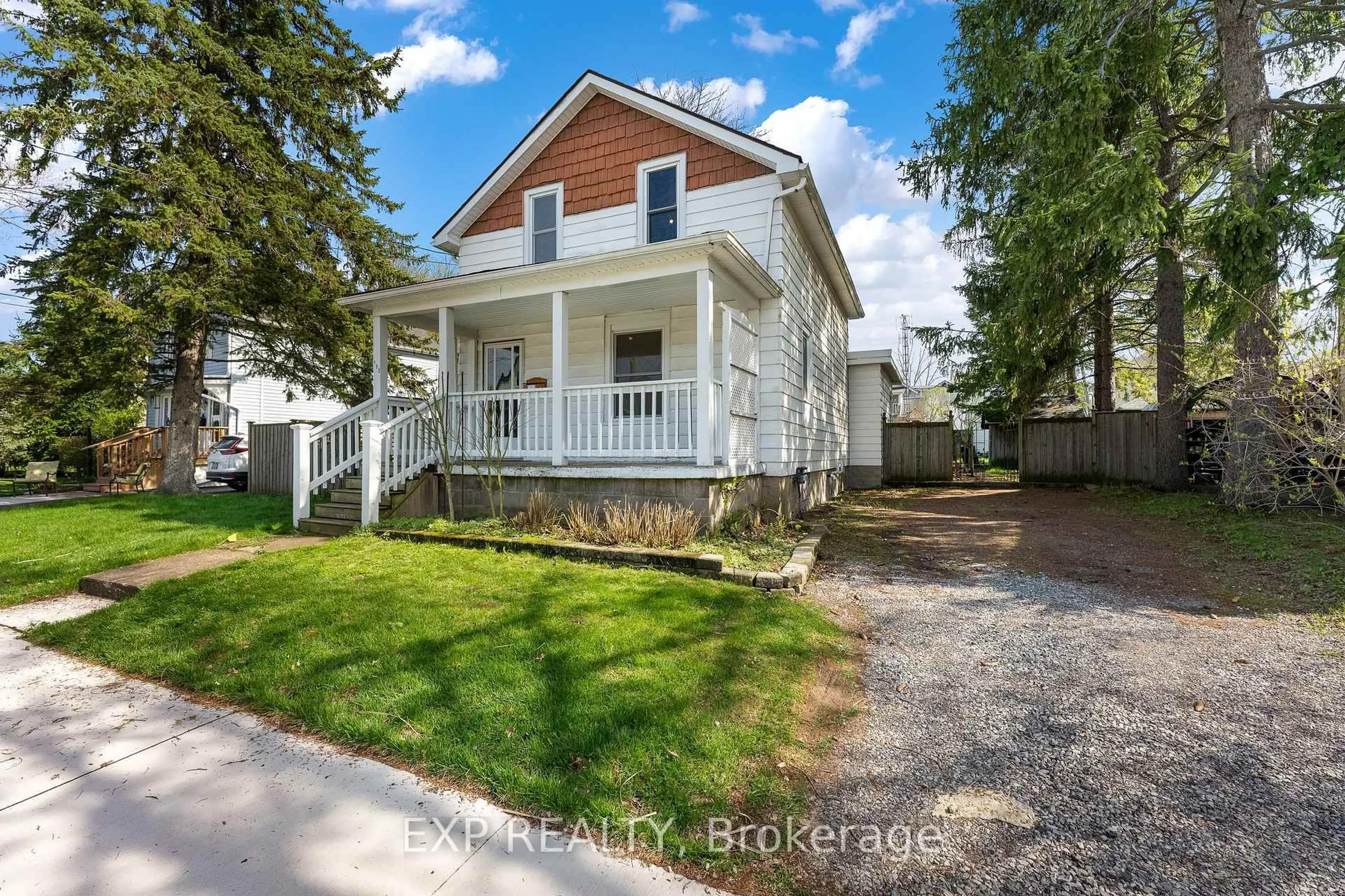 Home with vinyl exterior material, street for 105 Bald St, Welland Ontario L3C 5C2