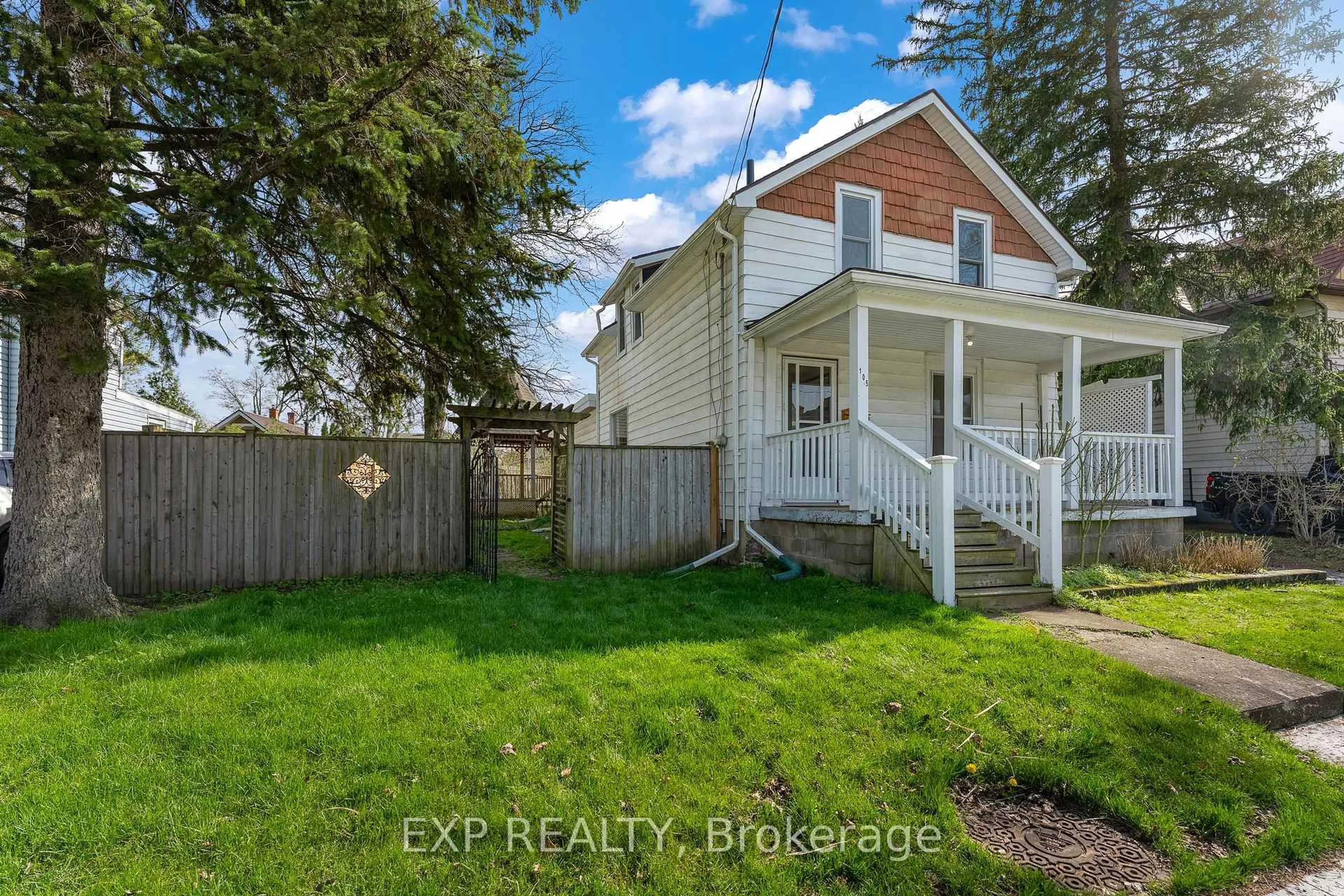 A pic from outside/outdoor area/front of a property/back of a property/a pic from drone, street for 105 Bald St, Welland Ontario L3C 5C2