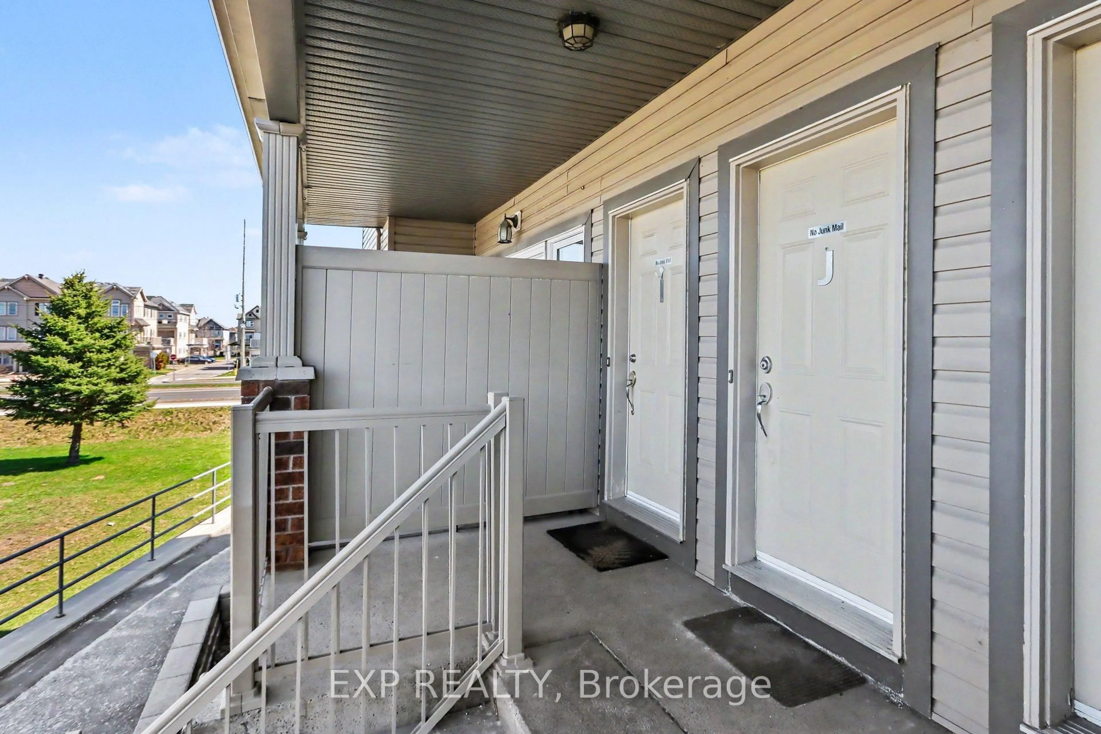 Indoor entryway for 135 Harthill Way #J, Ottawa Ontario K2J 5V1