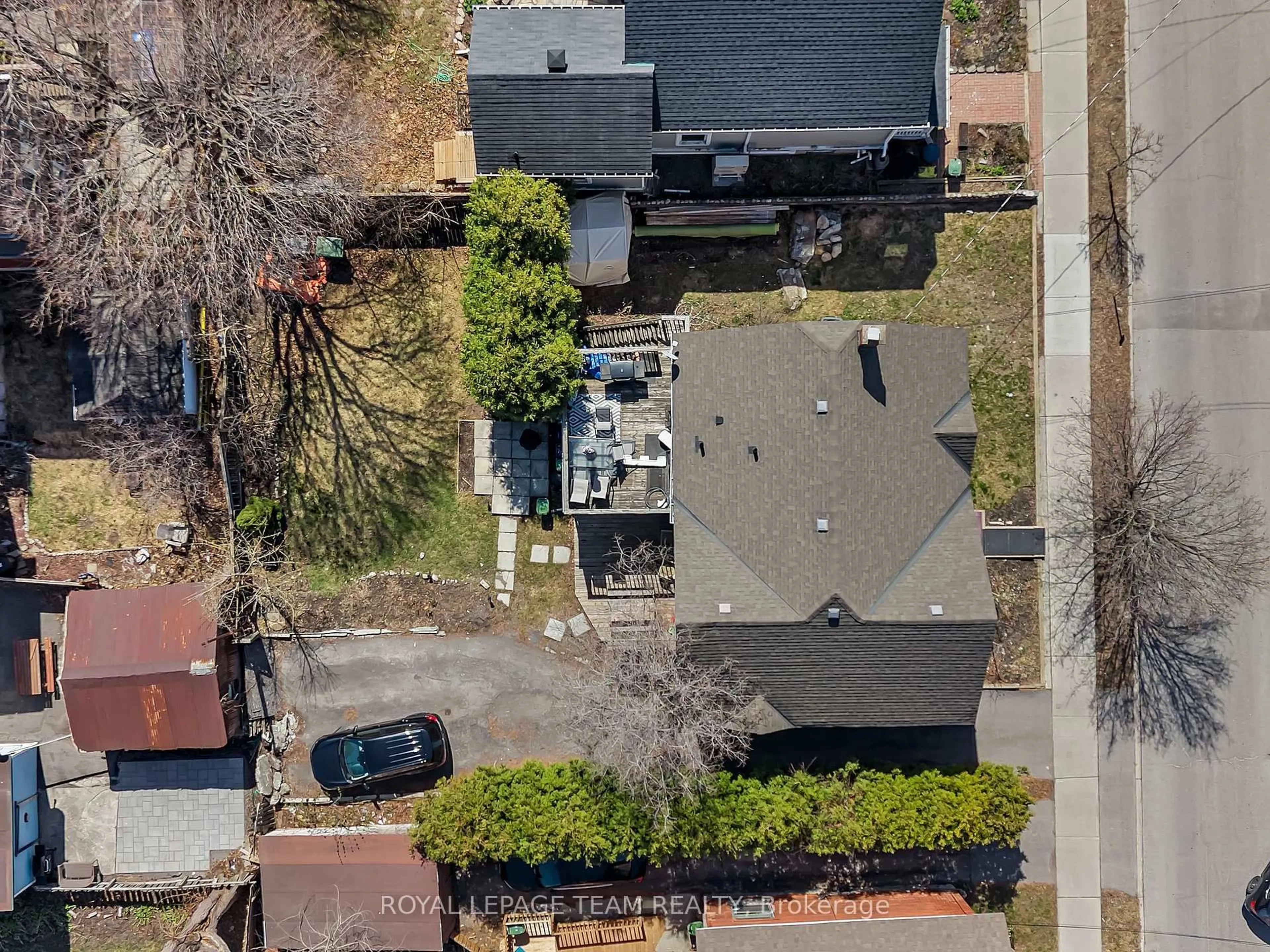 A pic from outside/outdoor area/front of a property/back of a property/a pic from drone, street for 11 Sherbrooke Ave, Ottawa Ontario K1Y 1R8