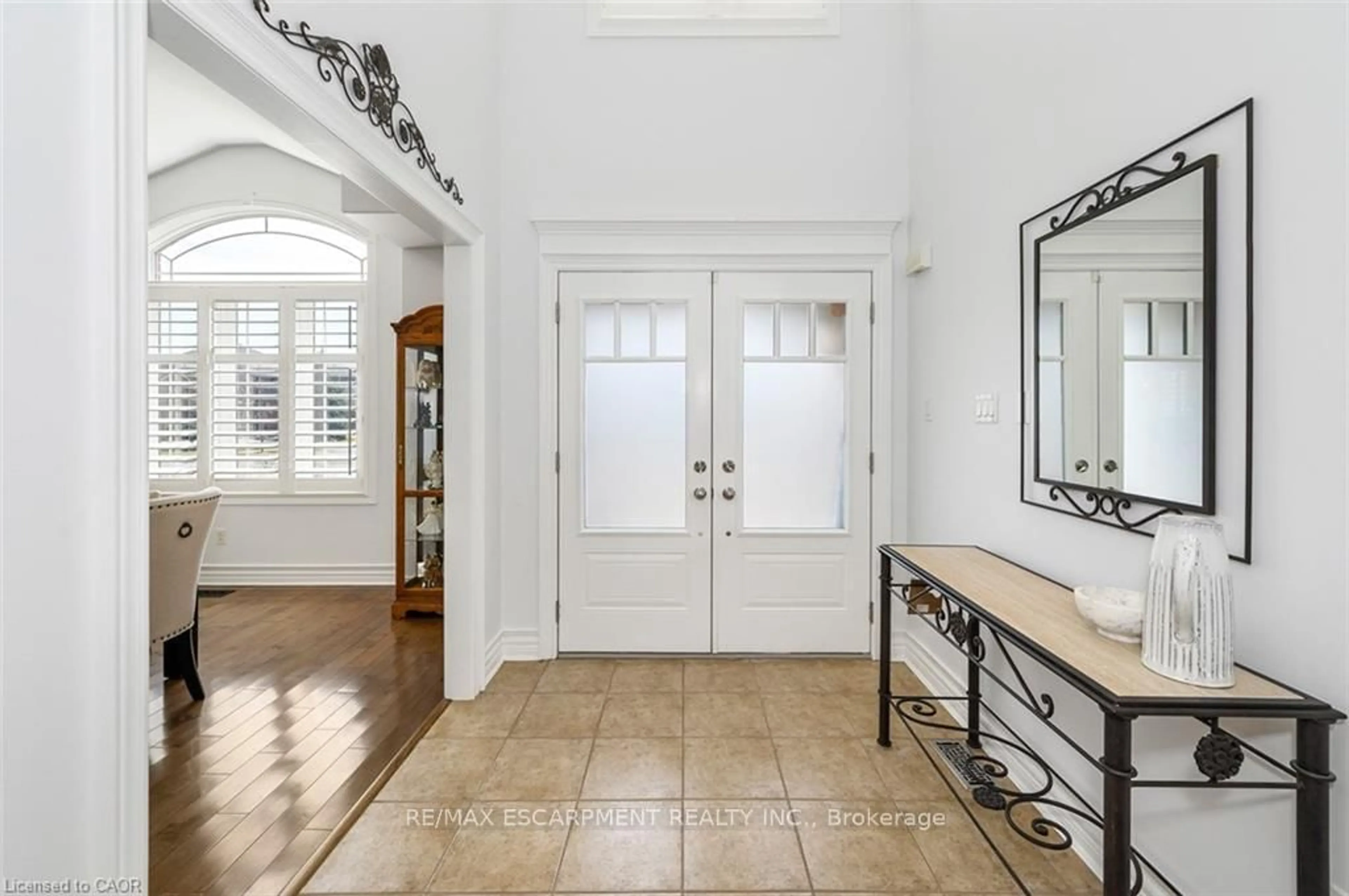 Indoor entryway for 27 Carver Dr, Hamilton Ontario L0R 1C0