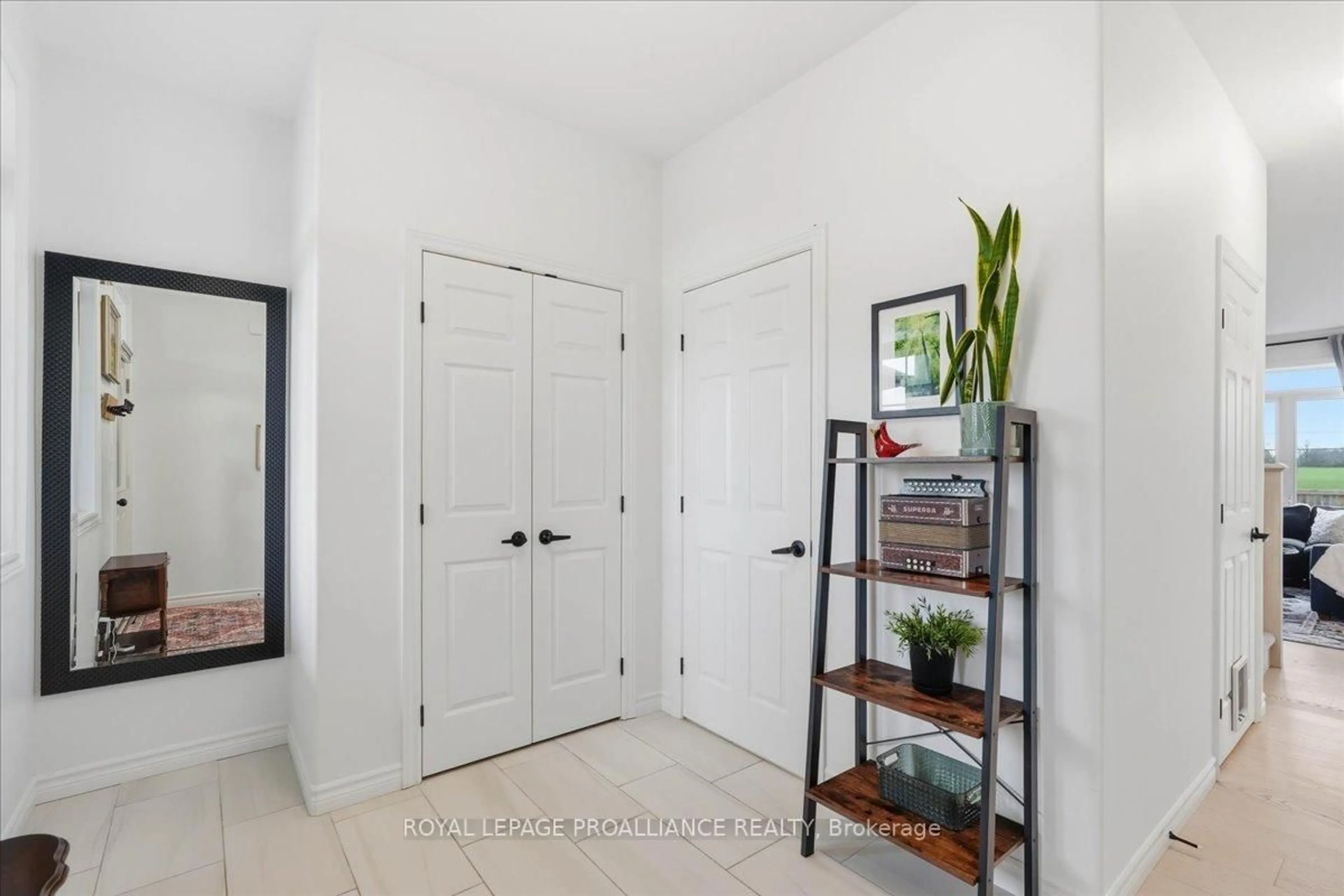 Indoor entryway for 14 Athabaska Dr, Belleville Ontario K8N 0T7