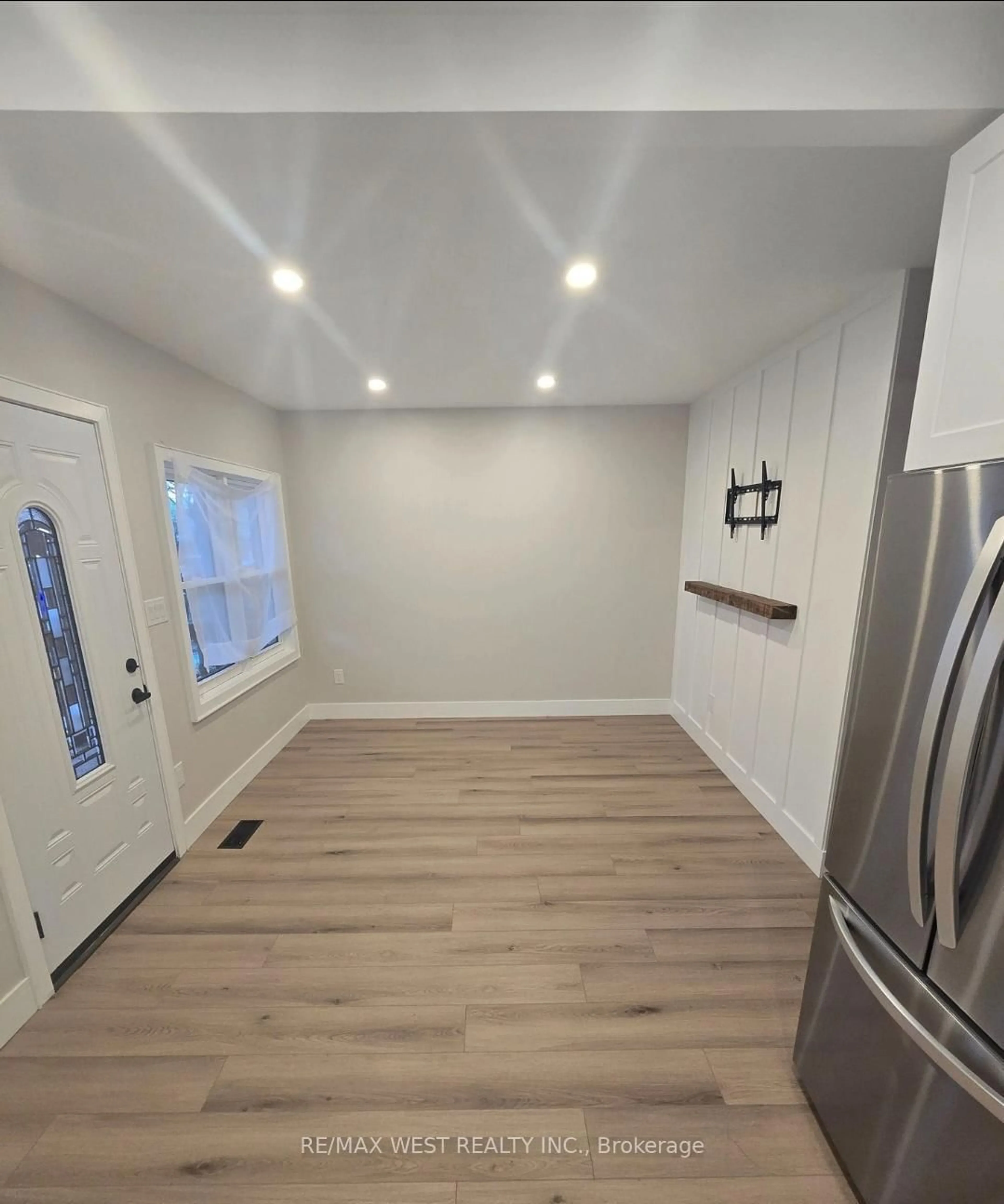A pic of a room for 413 Paling Ave, Hamilton Ontario L8H 5K3