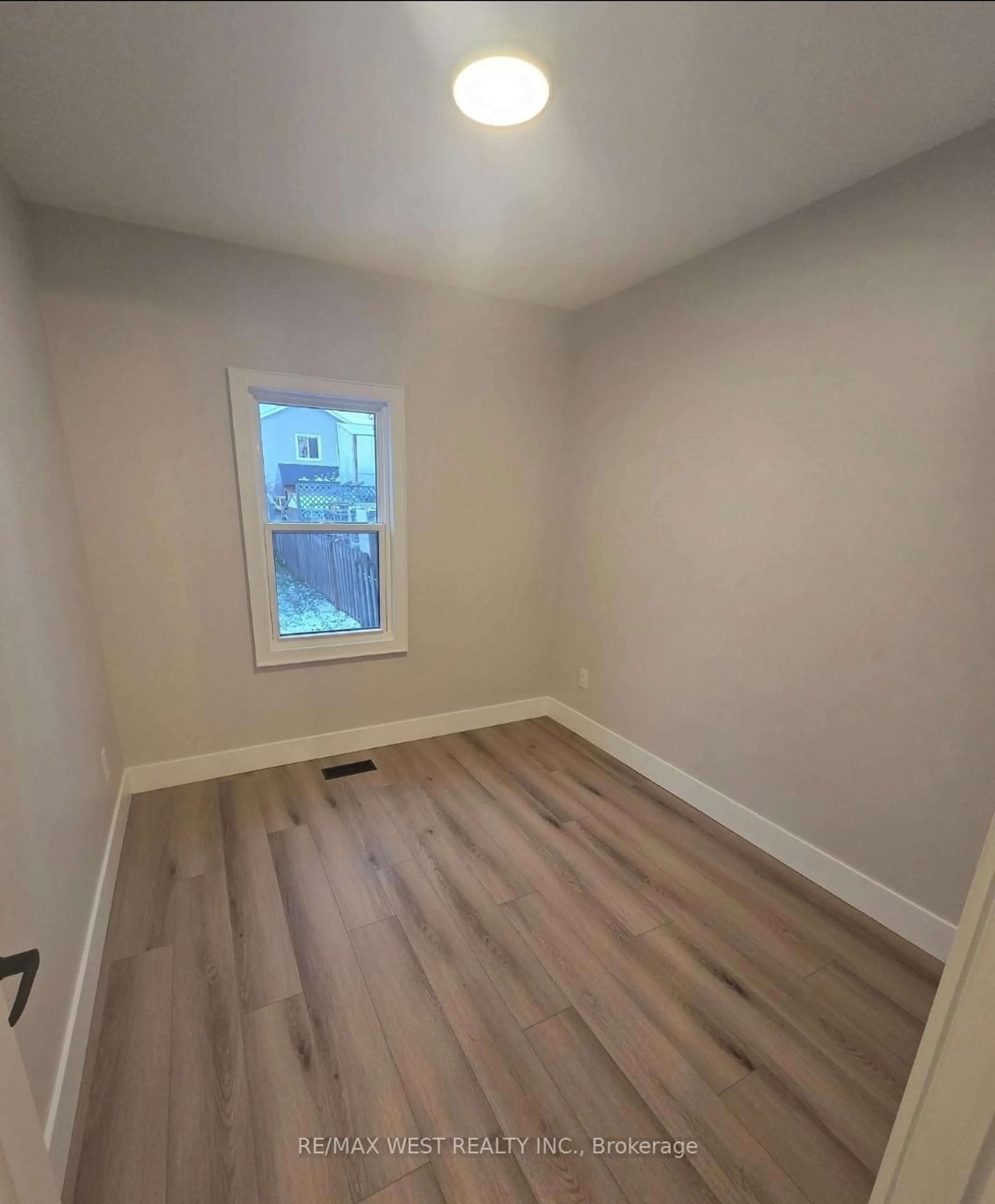 A pic of a room for 413 Paling Ave, Hamilton Ontario L8H 5K3