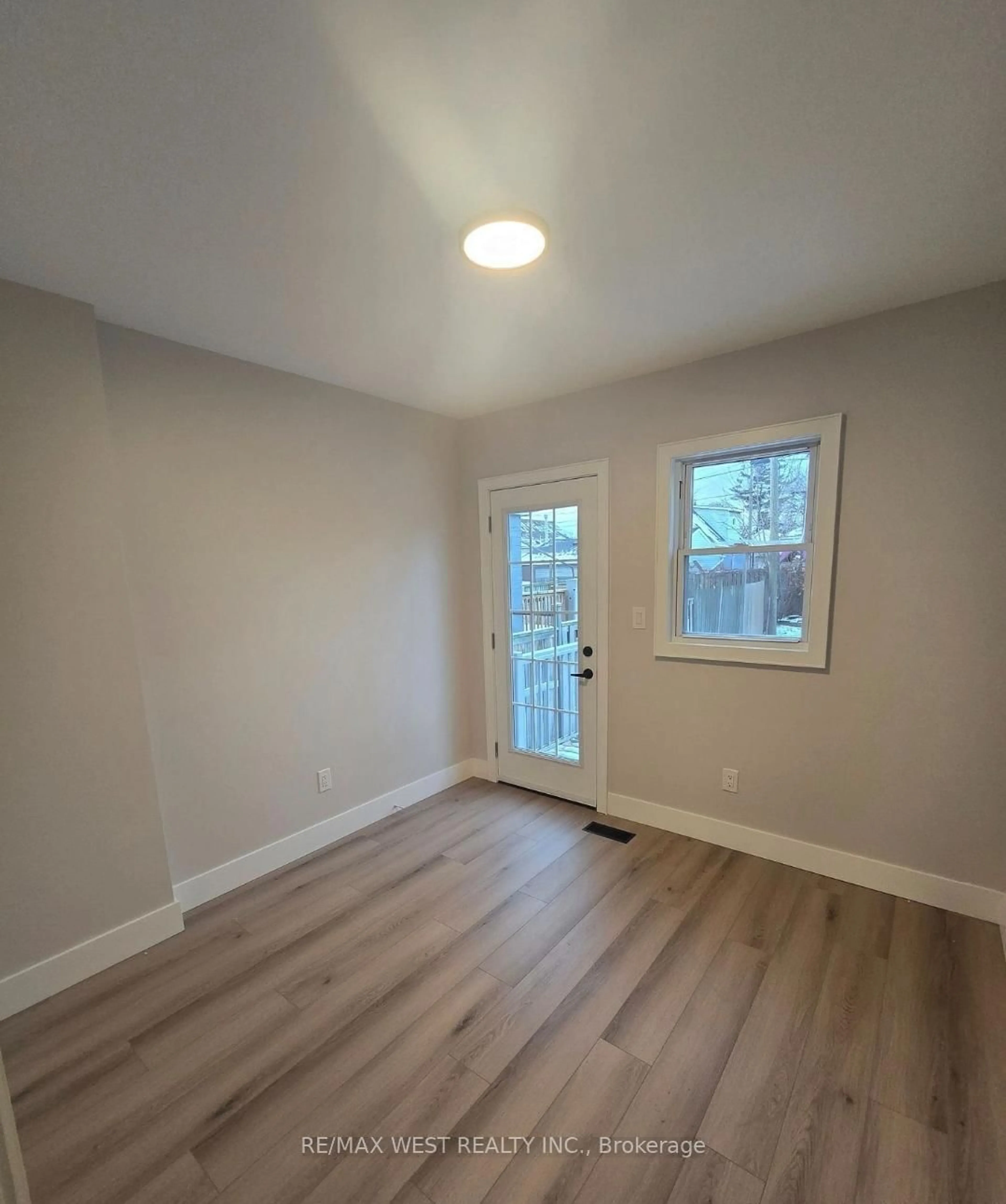A pic of a room for 413 Paling Ave, Hamilton Ontario L8H 5K3