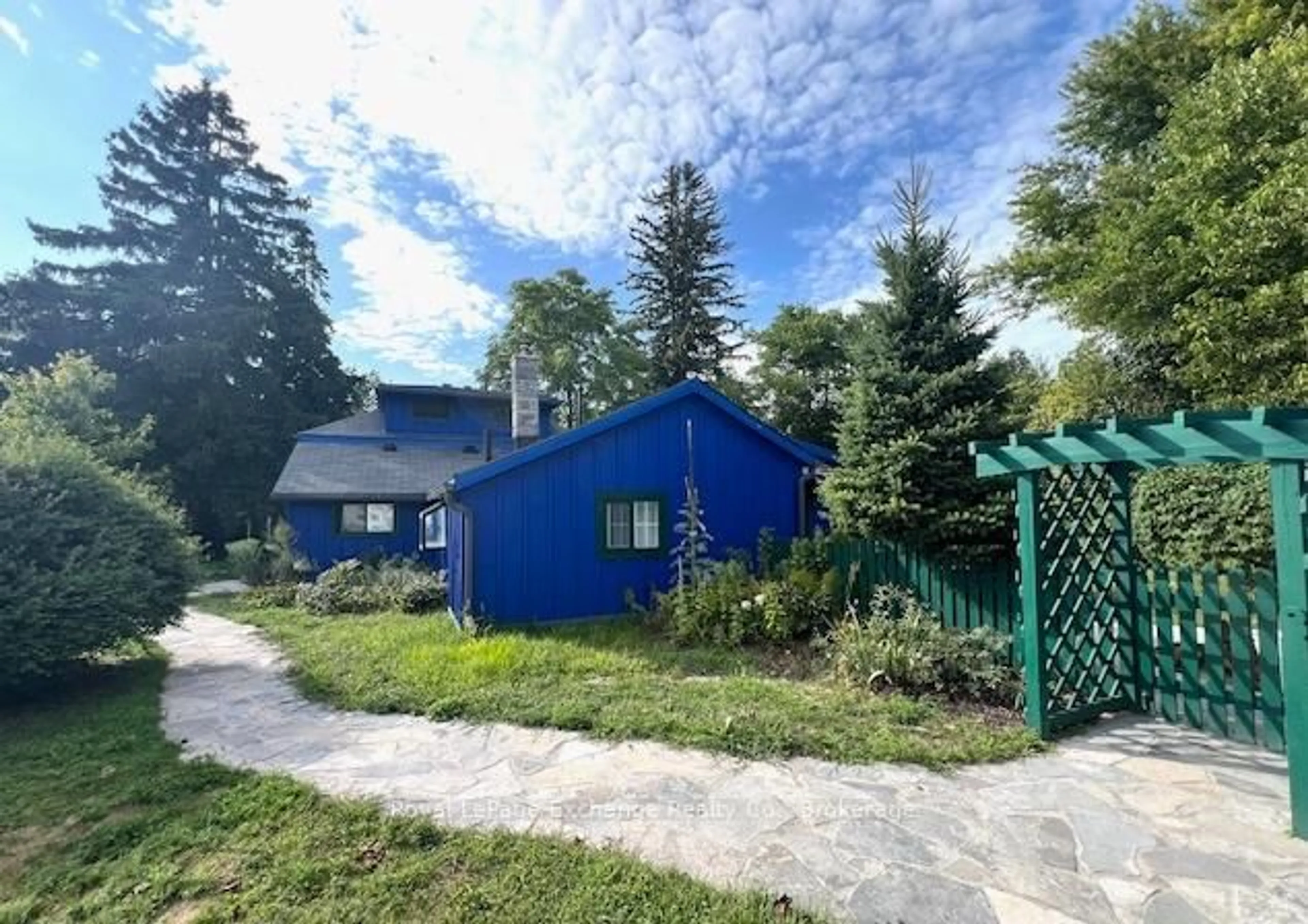 A pic from outside/outdoor area/front of a property/back of a property/a pic from drone, unknown for 251 St. Albert St, Kincardine Ontario N2Z 2J5