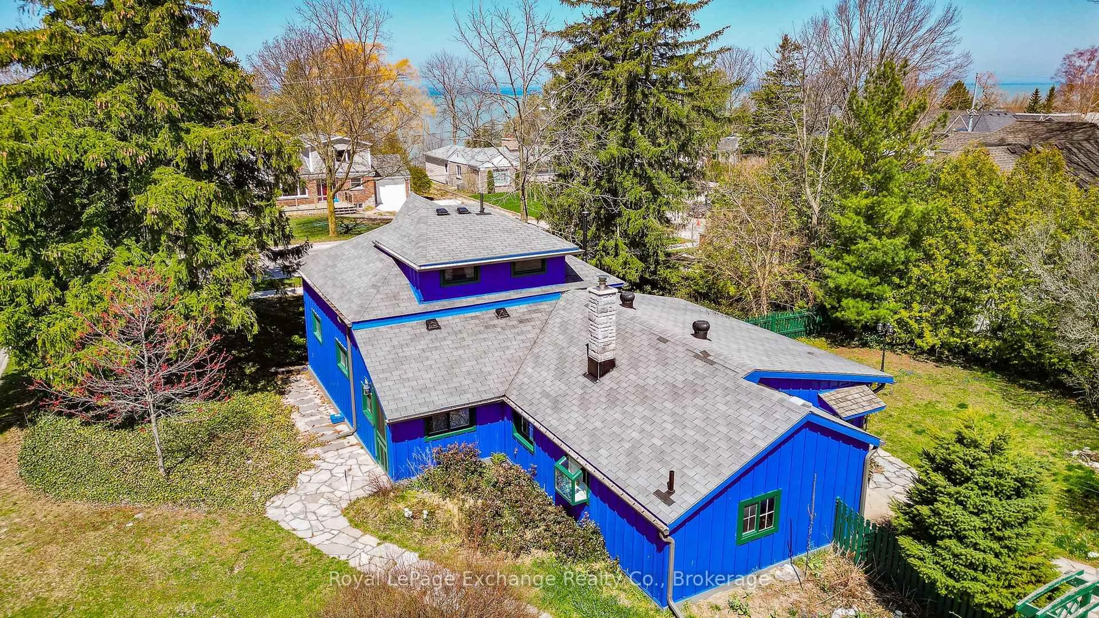A pic from outside/outdoor area/front of a property/back of a property/a pic from drone, building for 251 St. Albert St, Kincardine Ontario N2Z 2J5