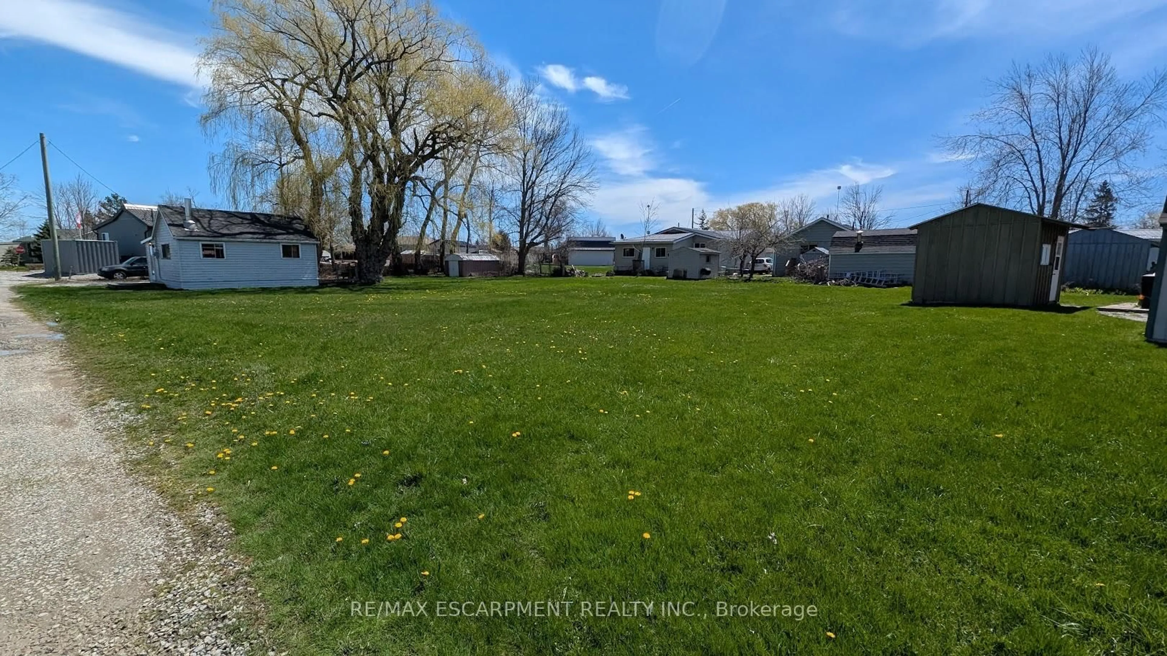 A pic from outside/outdoor area/front of a property/back of a property/a pic from drone, unknown for 9/11 Marilyn Dr, Haldimand Ontario N0A 1L0