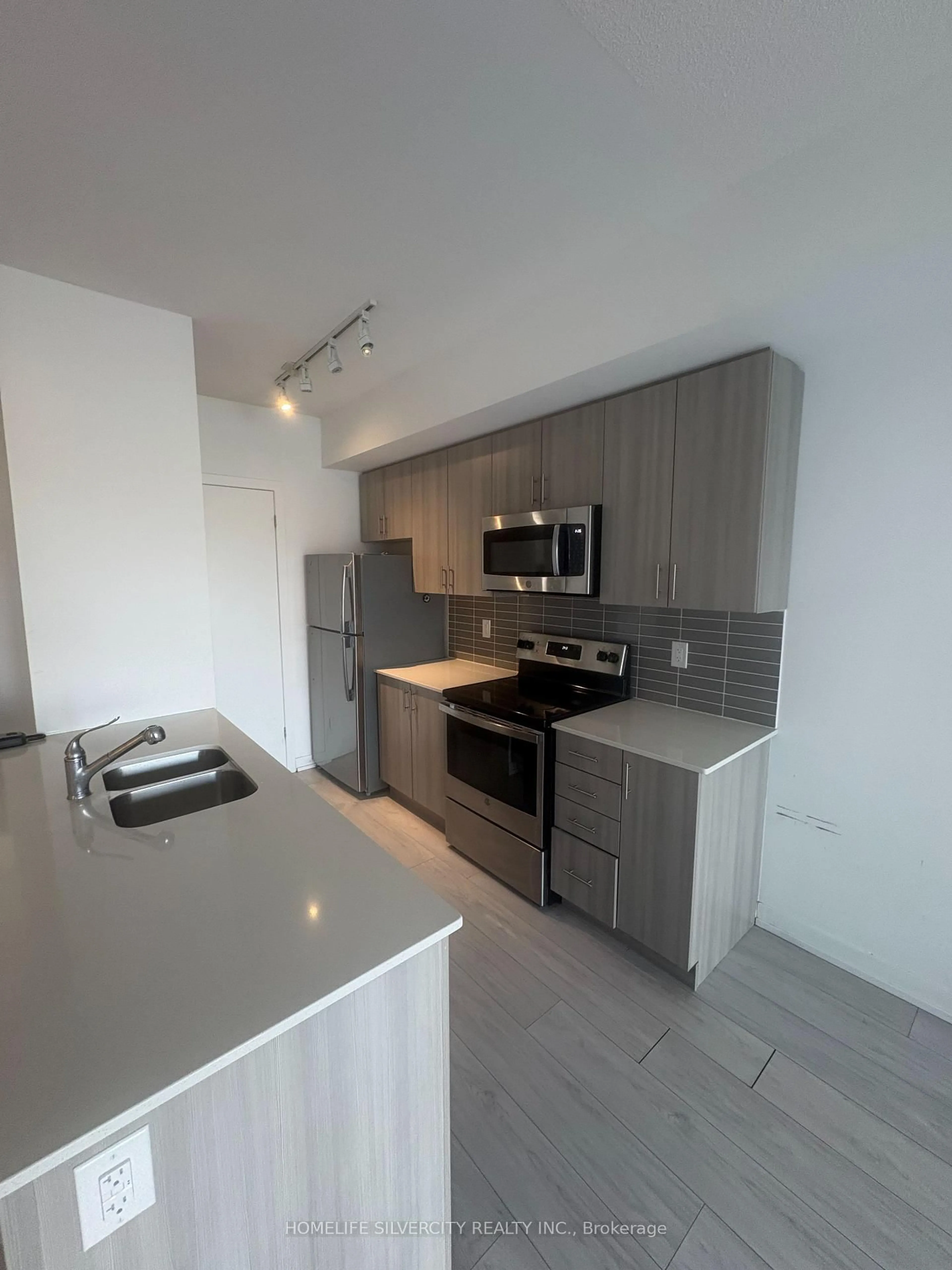 Standard kitchen, unknown for 550 North Service Rd #312, Grimsby Ontario L3M 4E8
