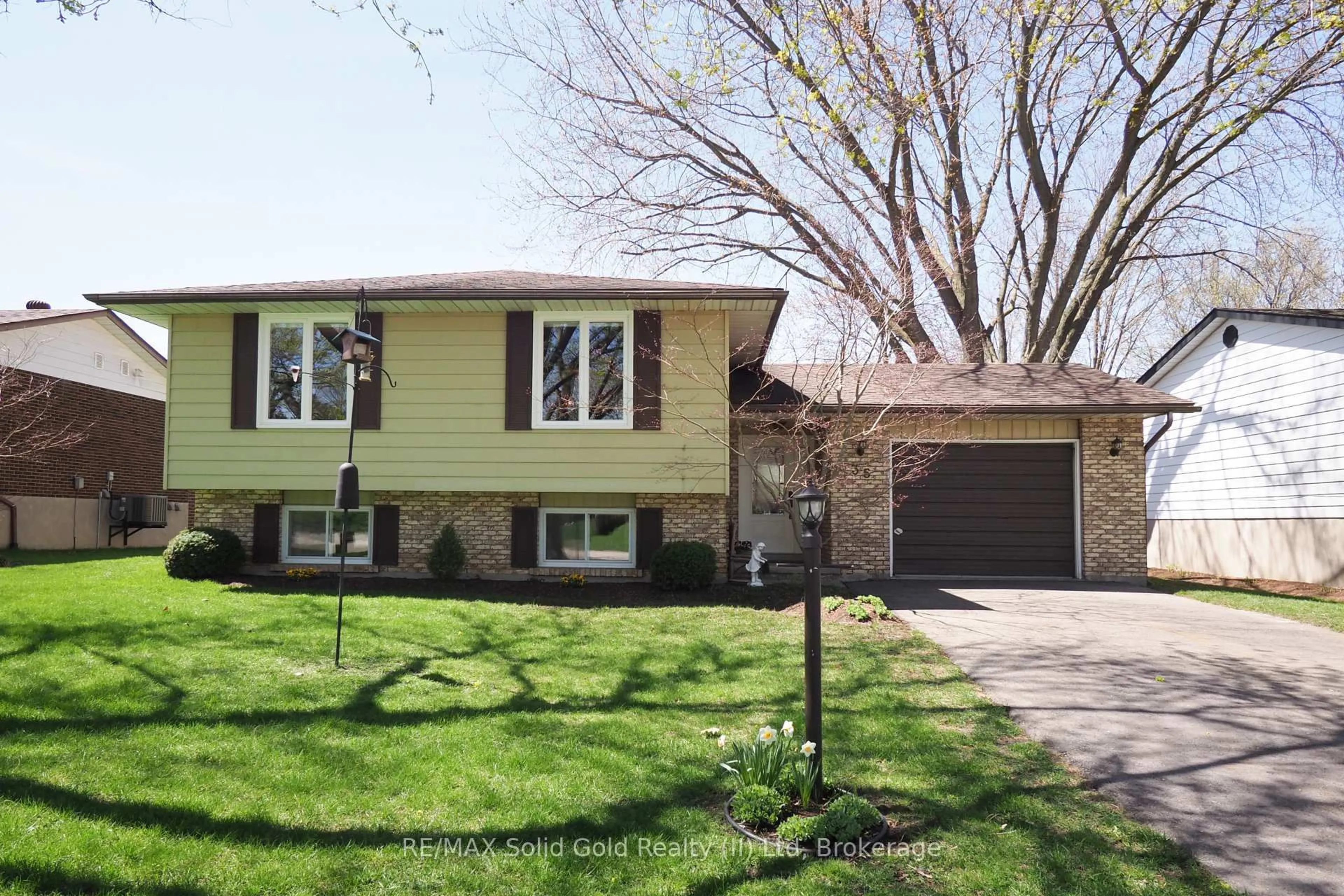 Home with vinyl exterior material, street for 35 Reiner Cres, Wellesley Ontario N0B 2T0