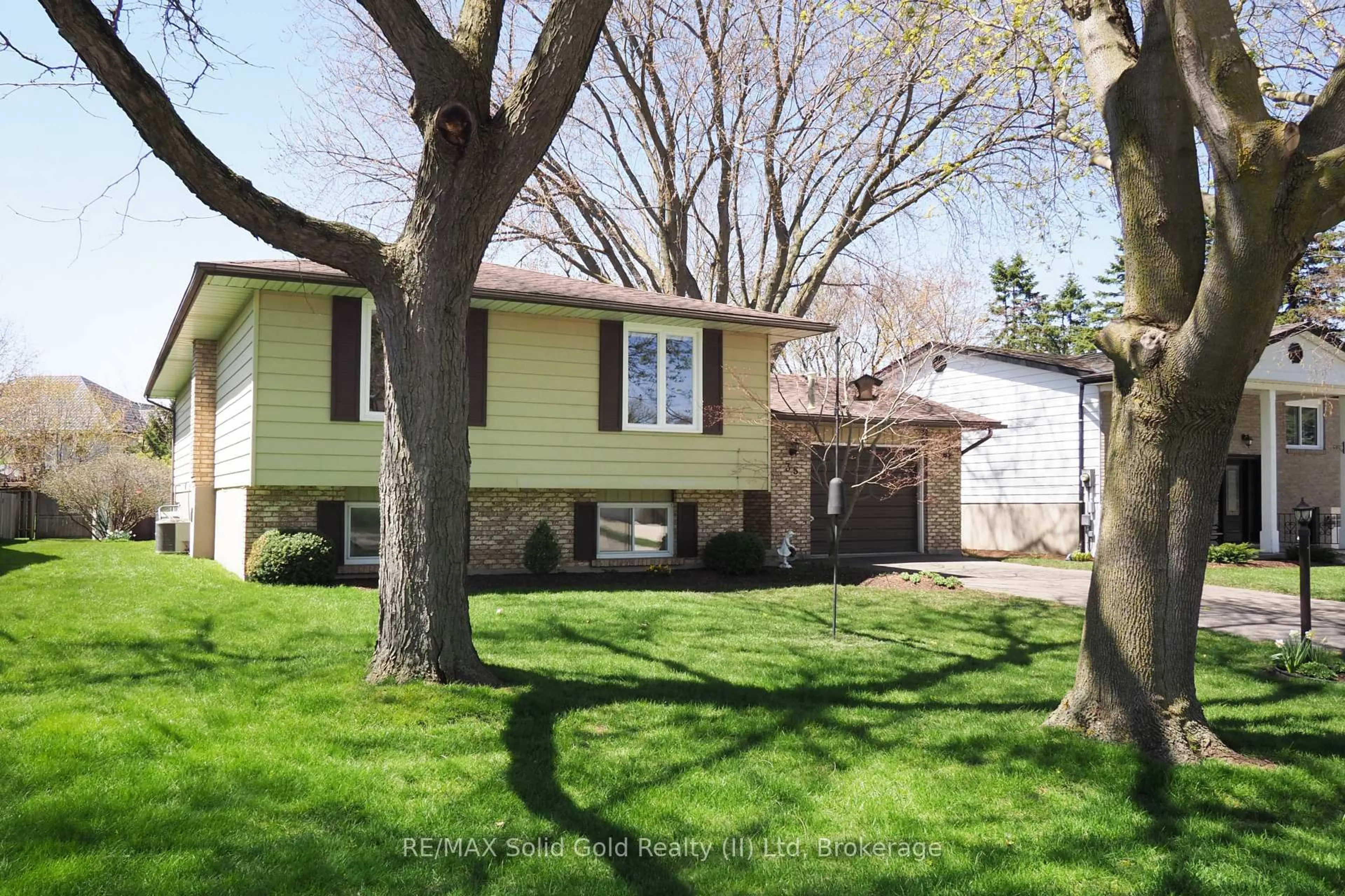 Home with vinyl exterior material, street for 35 Reiner Cres, Wellesley Ontario N0B 2T0