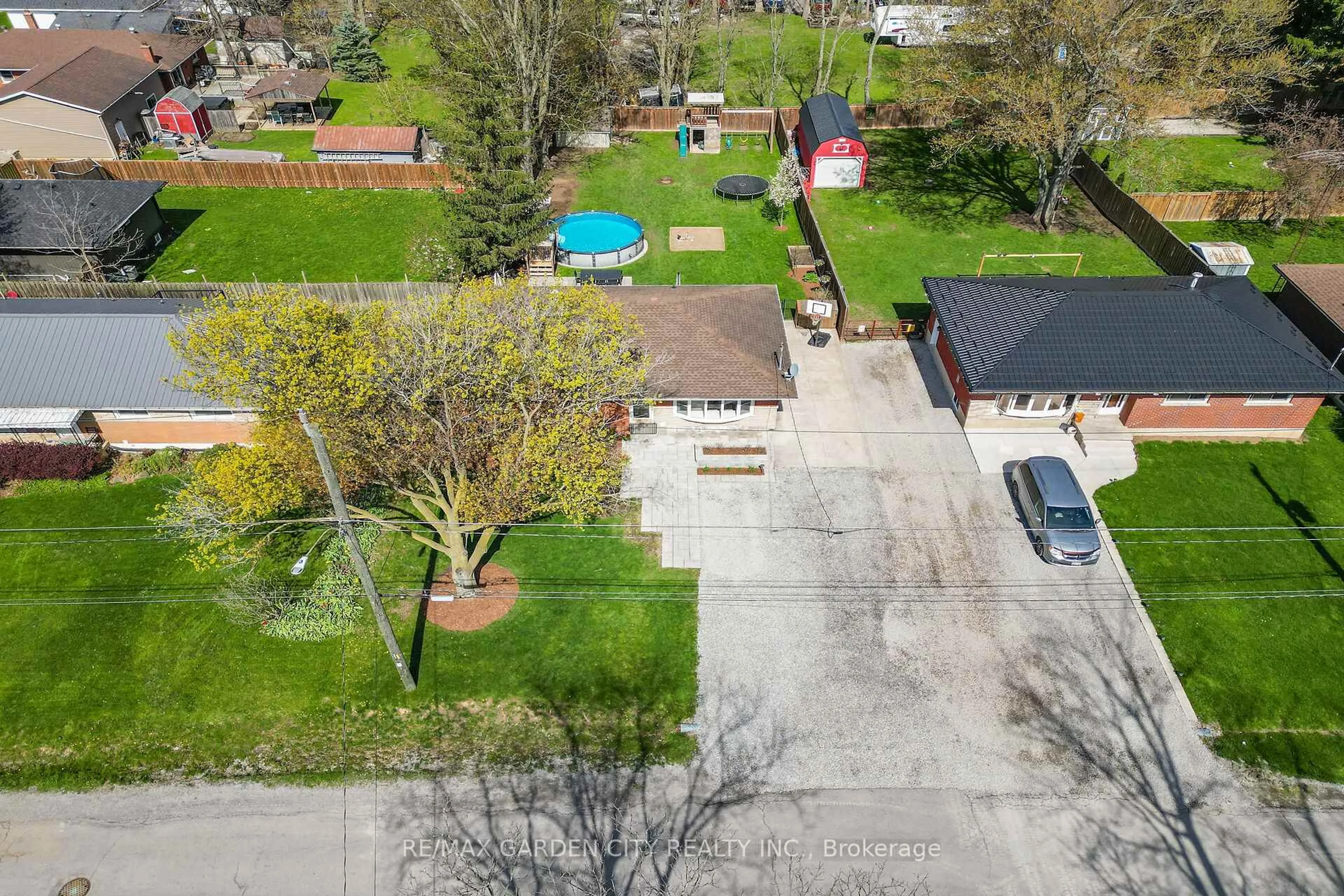 A pic from outside/outdoor area/front of a property/back of a property/a pic from drone, street for 127 Ayr St, Haldimand Ontario N3W 1E5