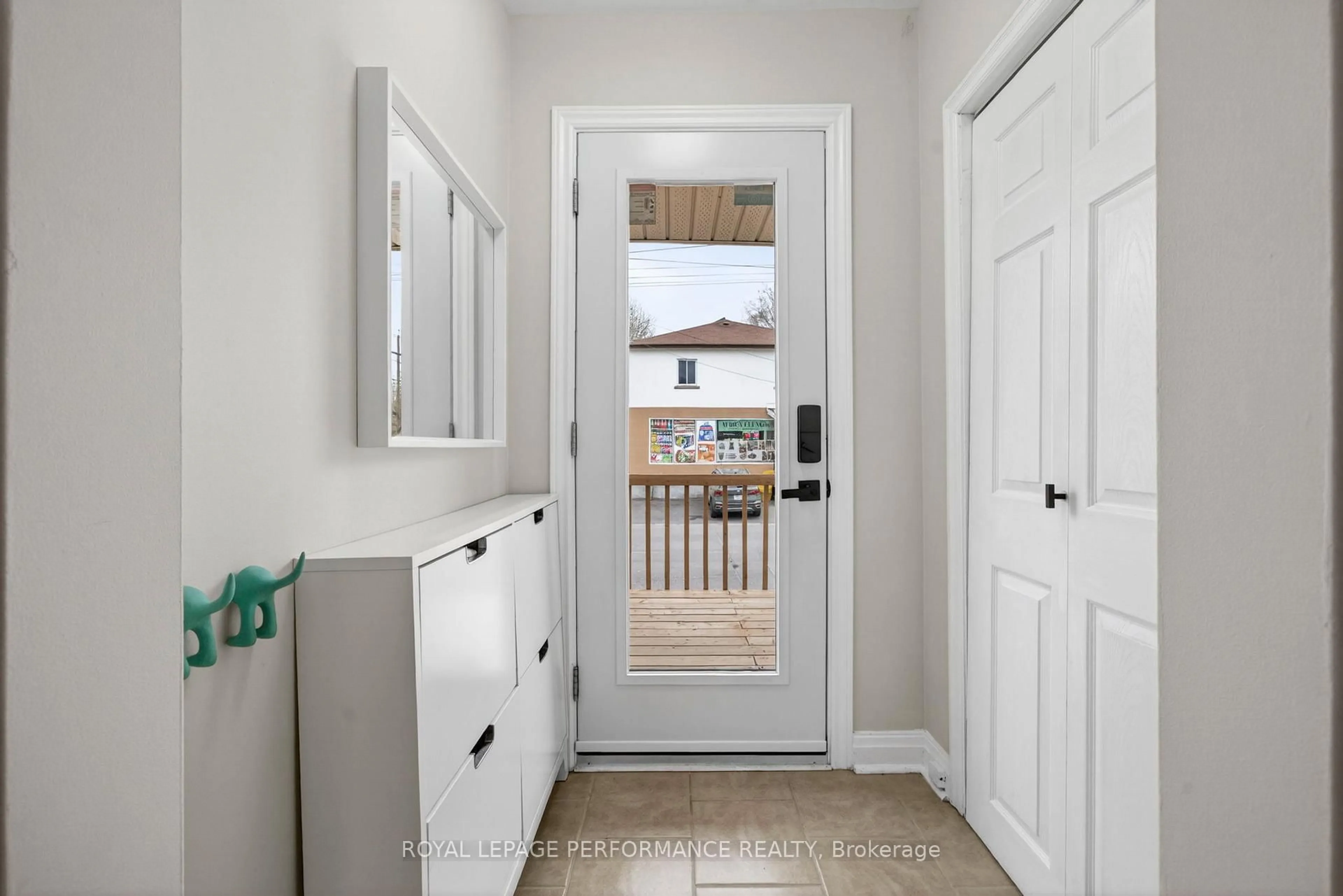 Indoor entryway for 344 Richelieu Ave, Ottawa Ontario K1L 6J9