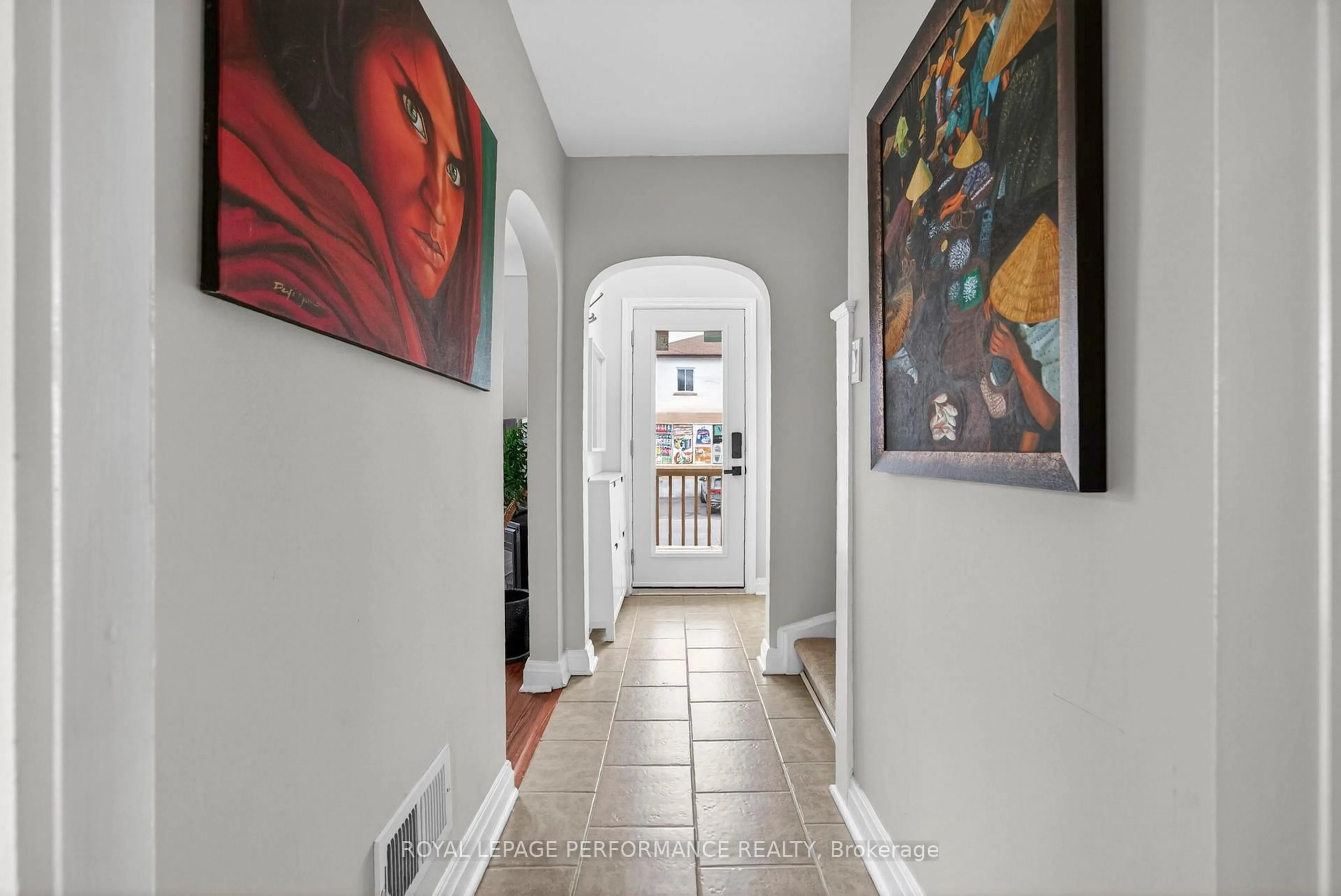Indoor entryway for 344 Richelieu Ave, Ottawa Ontario K1L 6J9